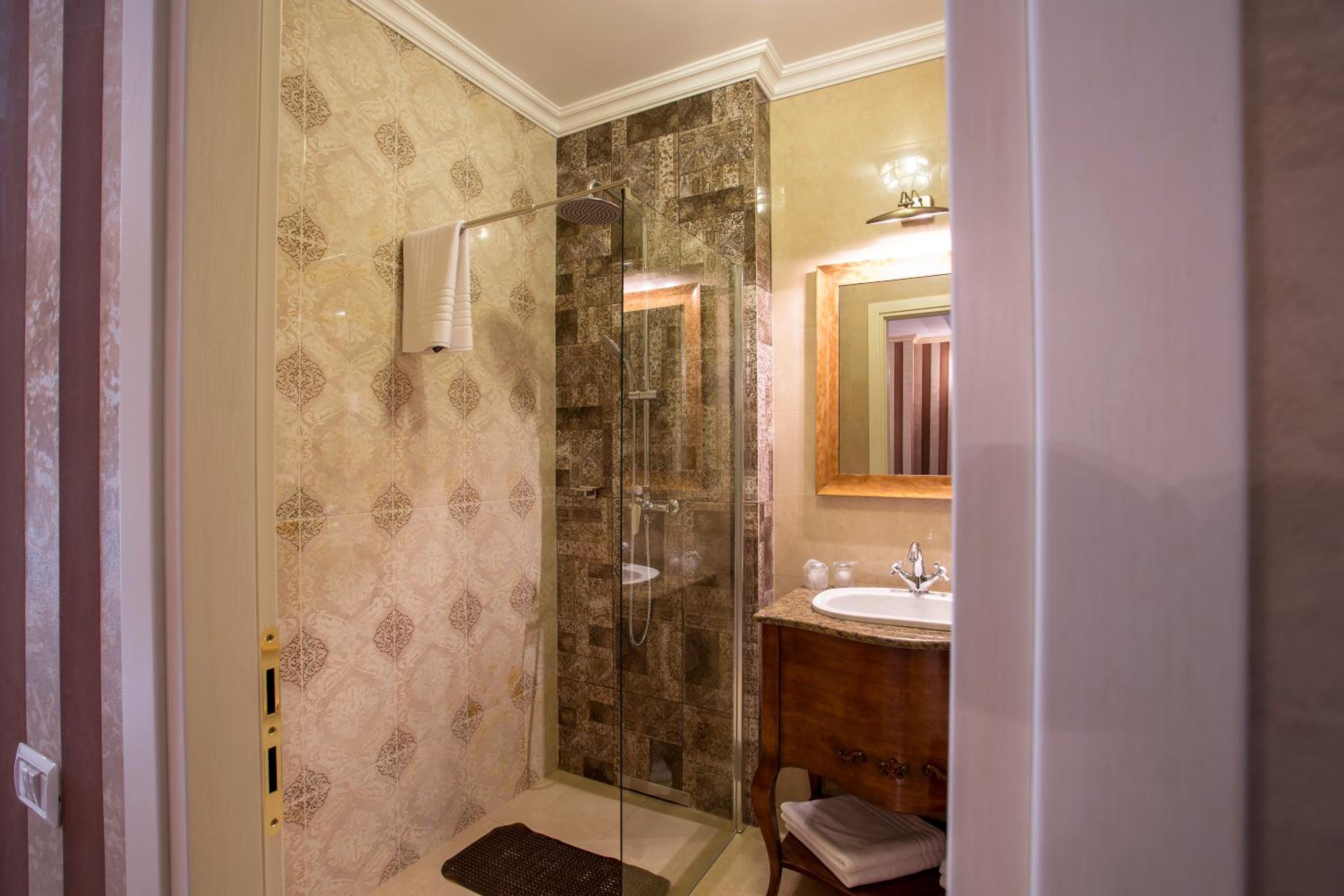 Suite - Photo 2
