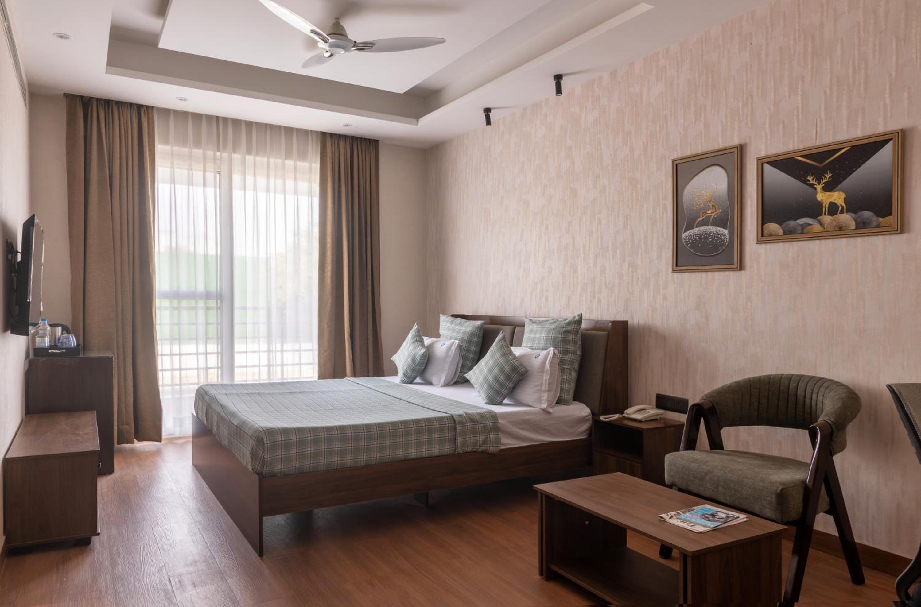 King Room with Balcony - Photo 6