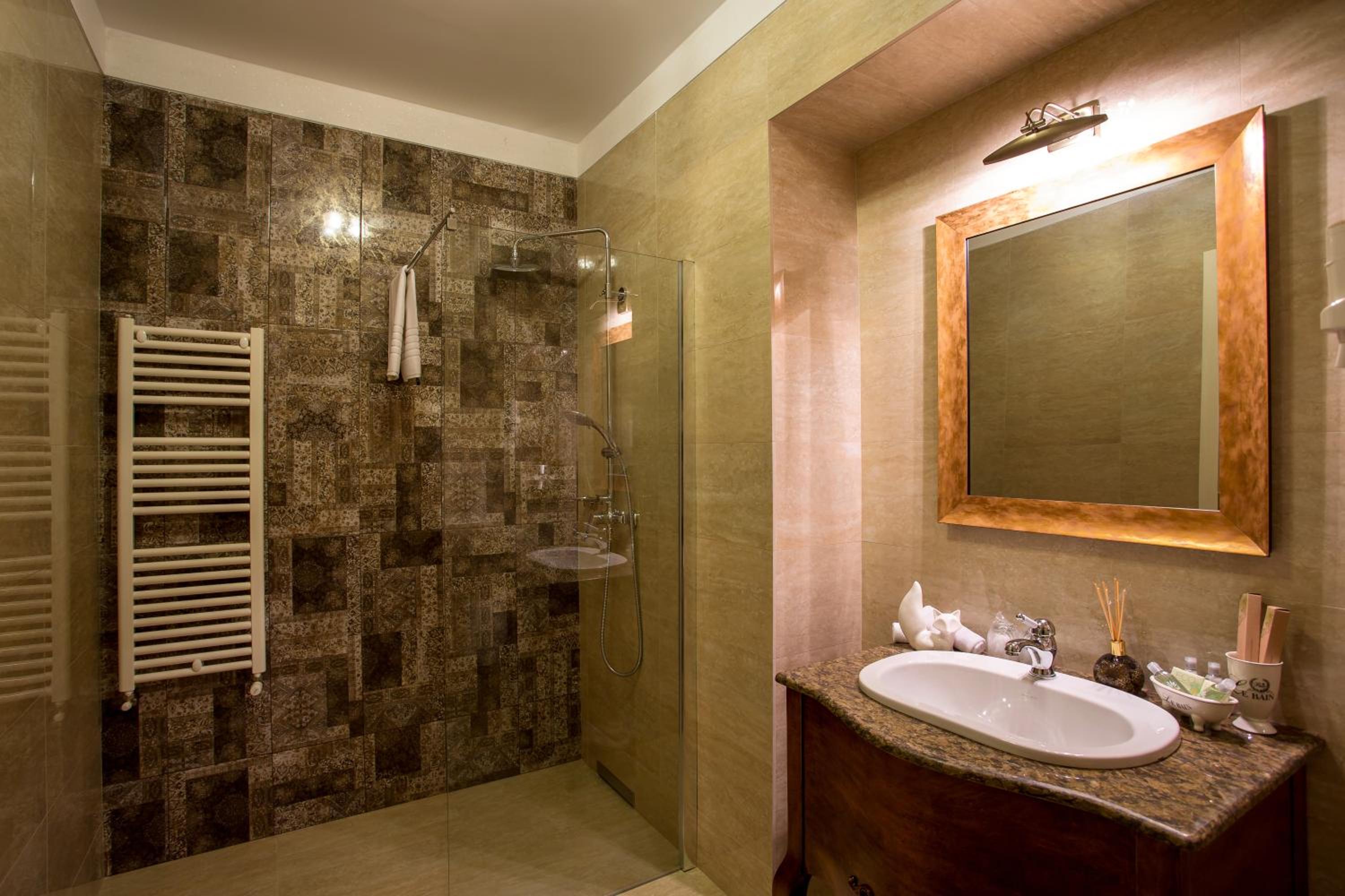 Suite - Photo 3