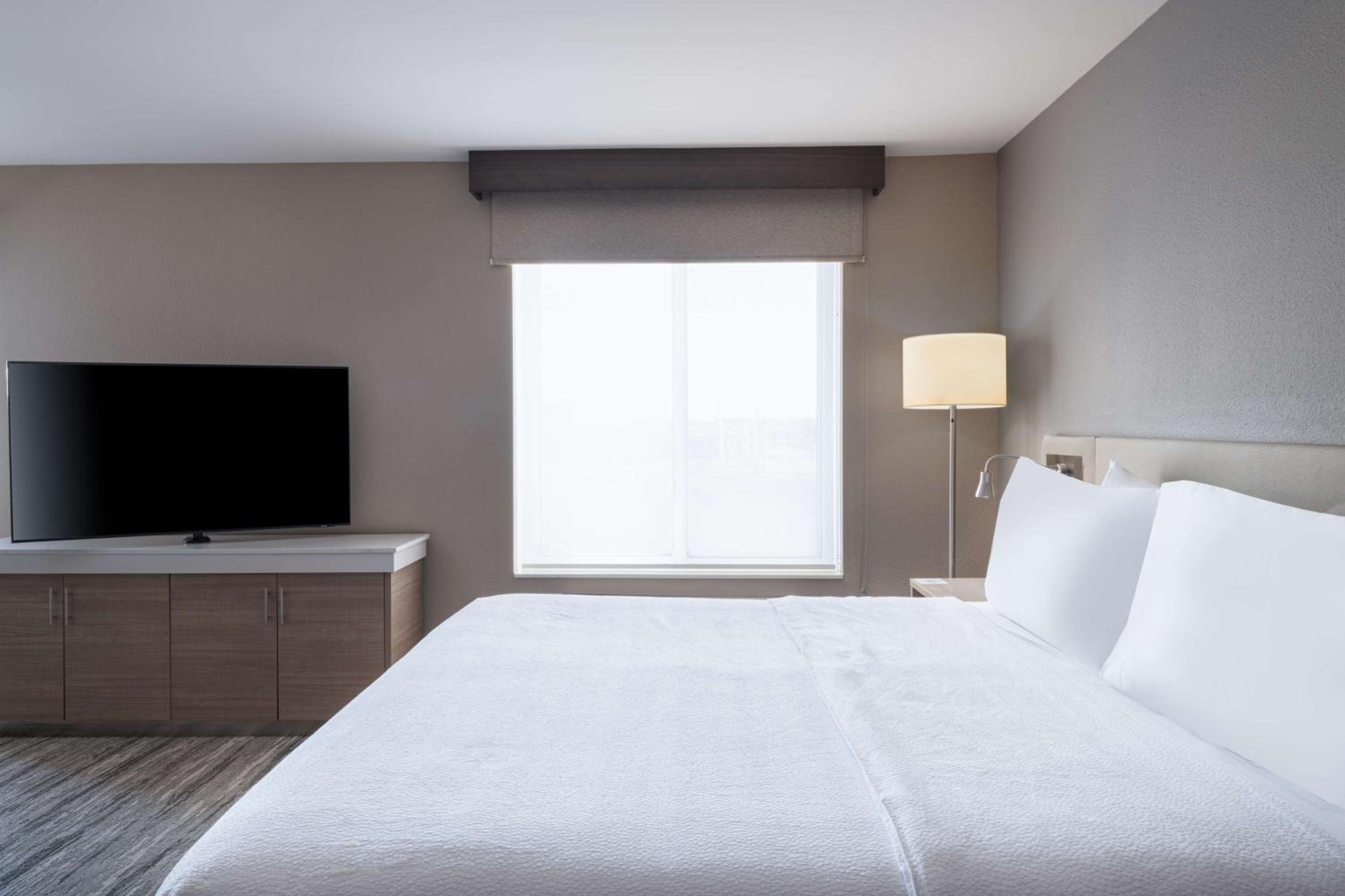 Large King Room with Sofa Bed - Photo 3