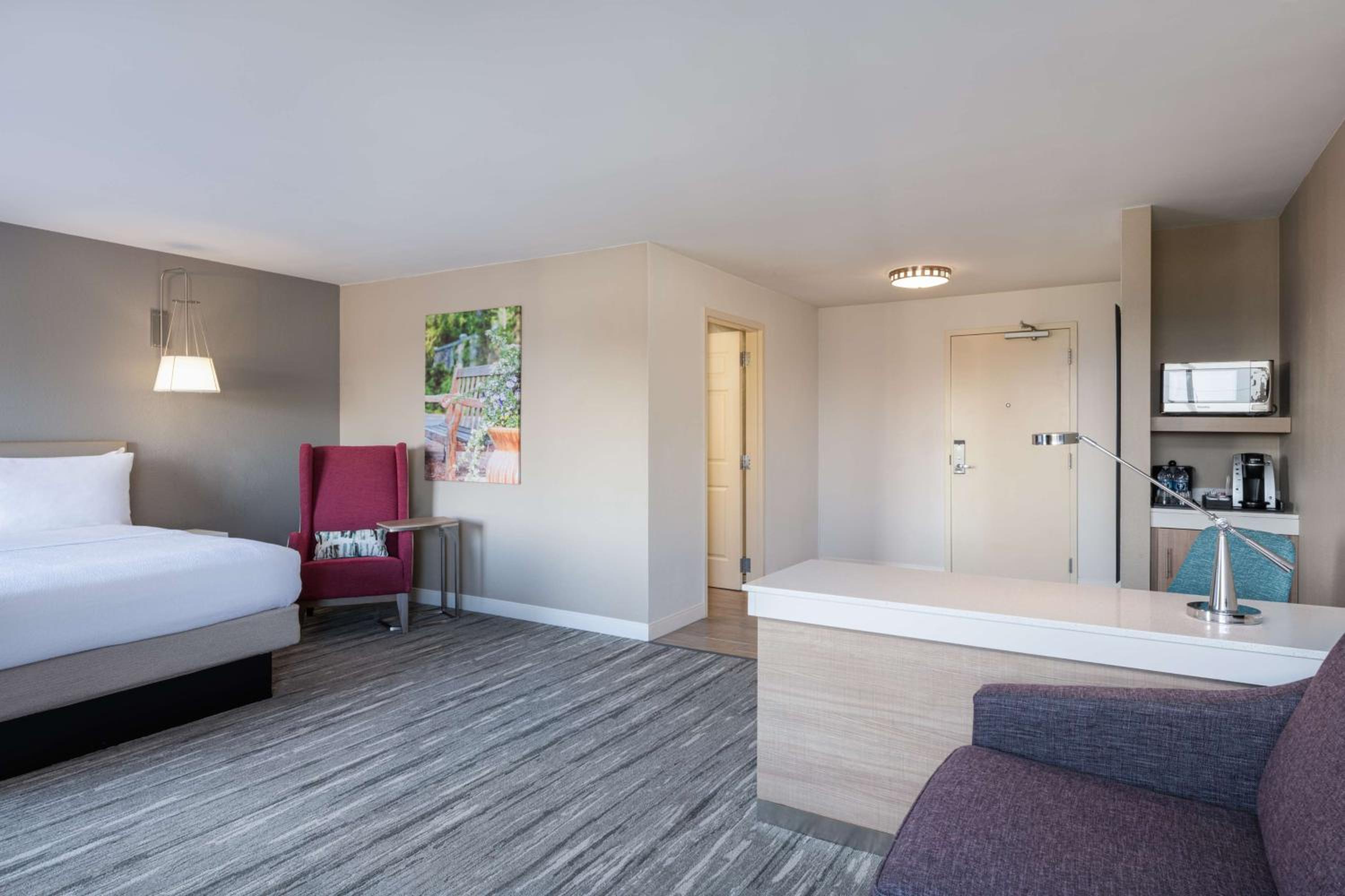 Large King Room with Sofa Bed - Photo 4