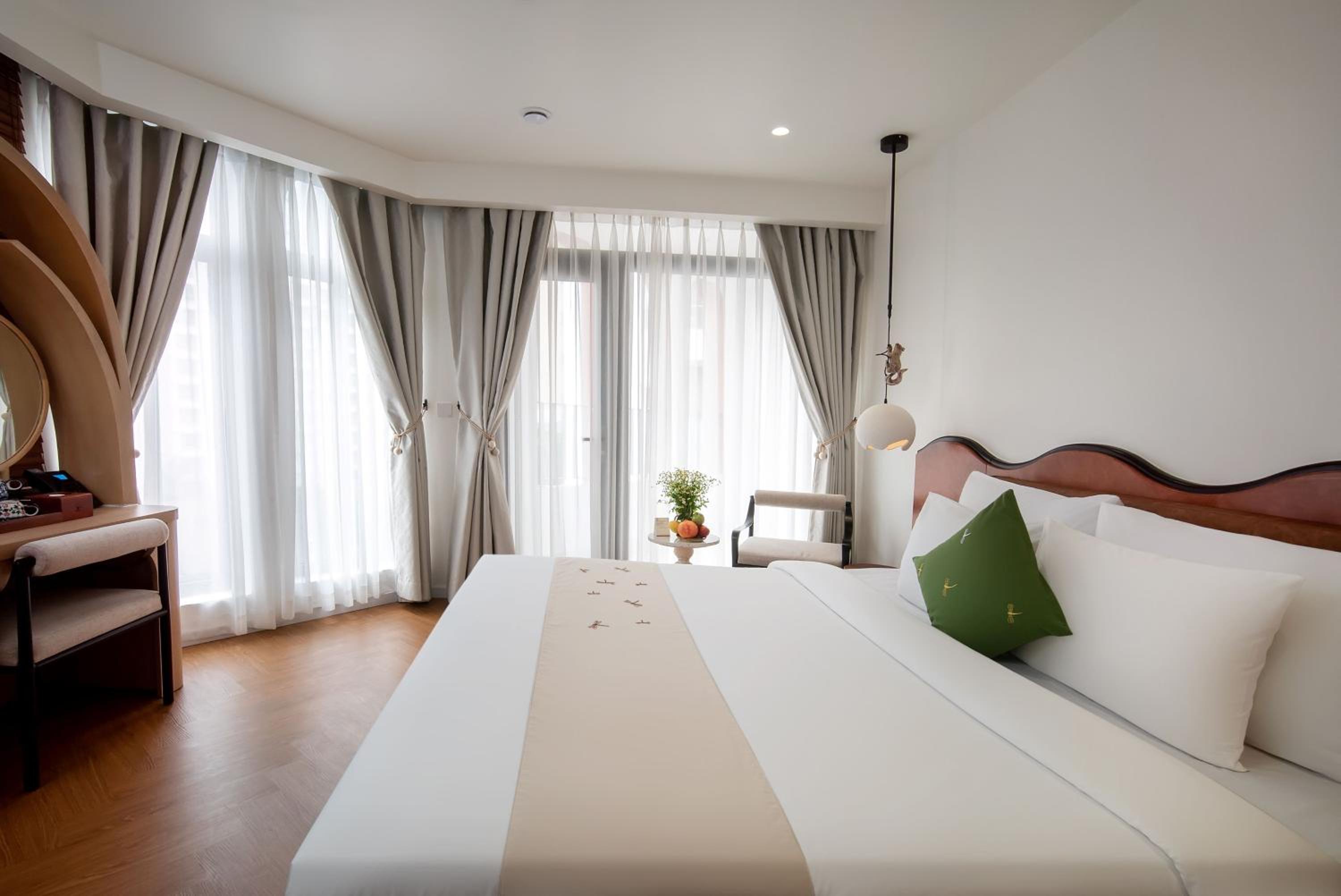 Luxury Deluxe High-Floor Balcony Room with Once-time mini-bar