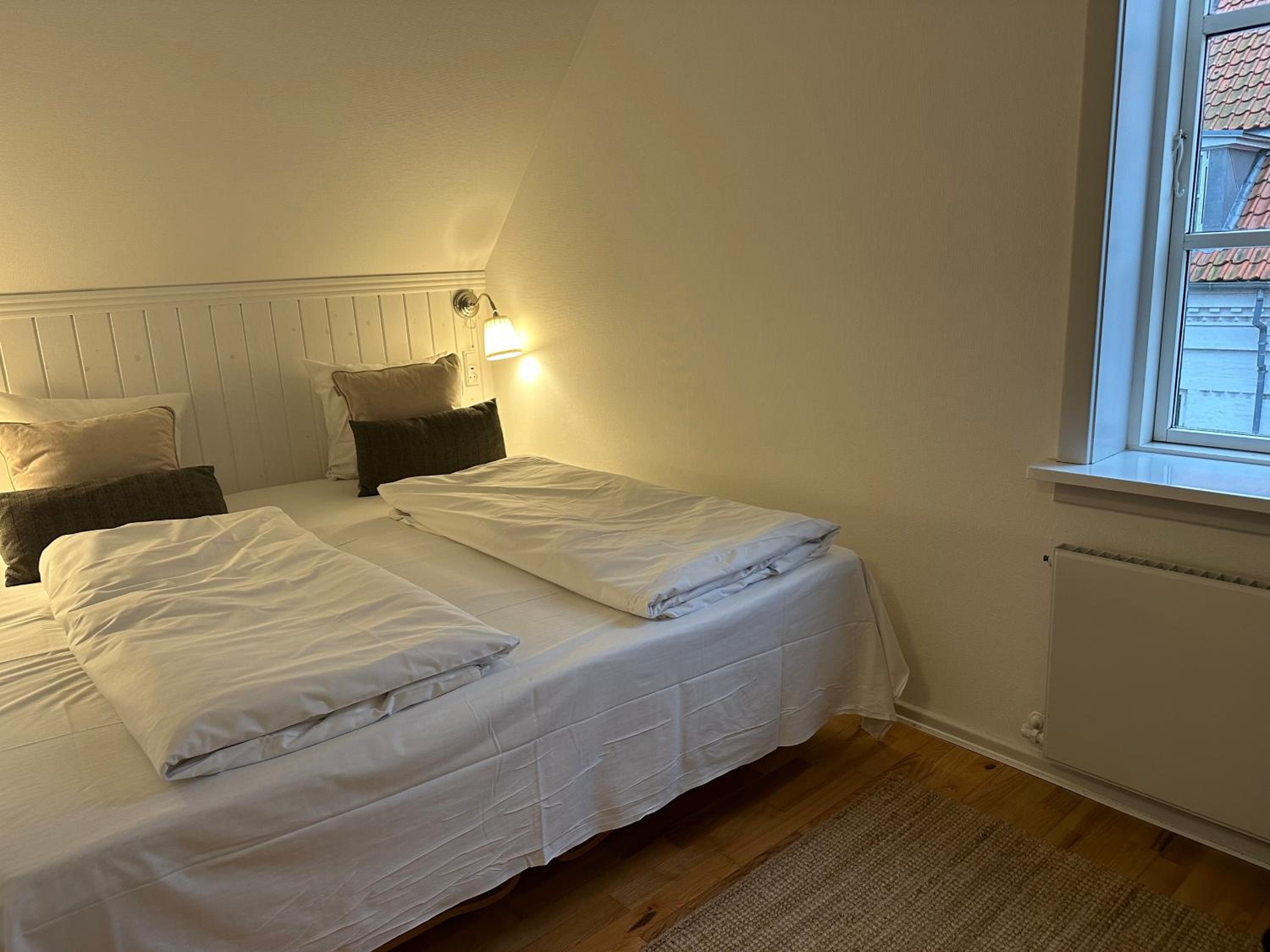 Double Room with Private Bathroom (facing street) - Photo 1