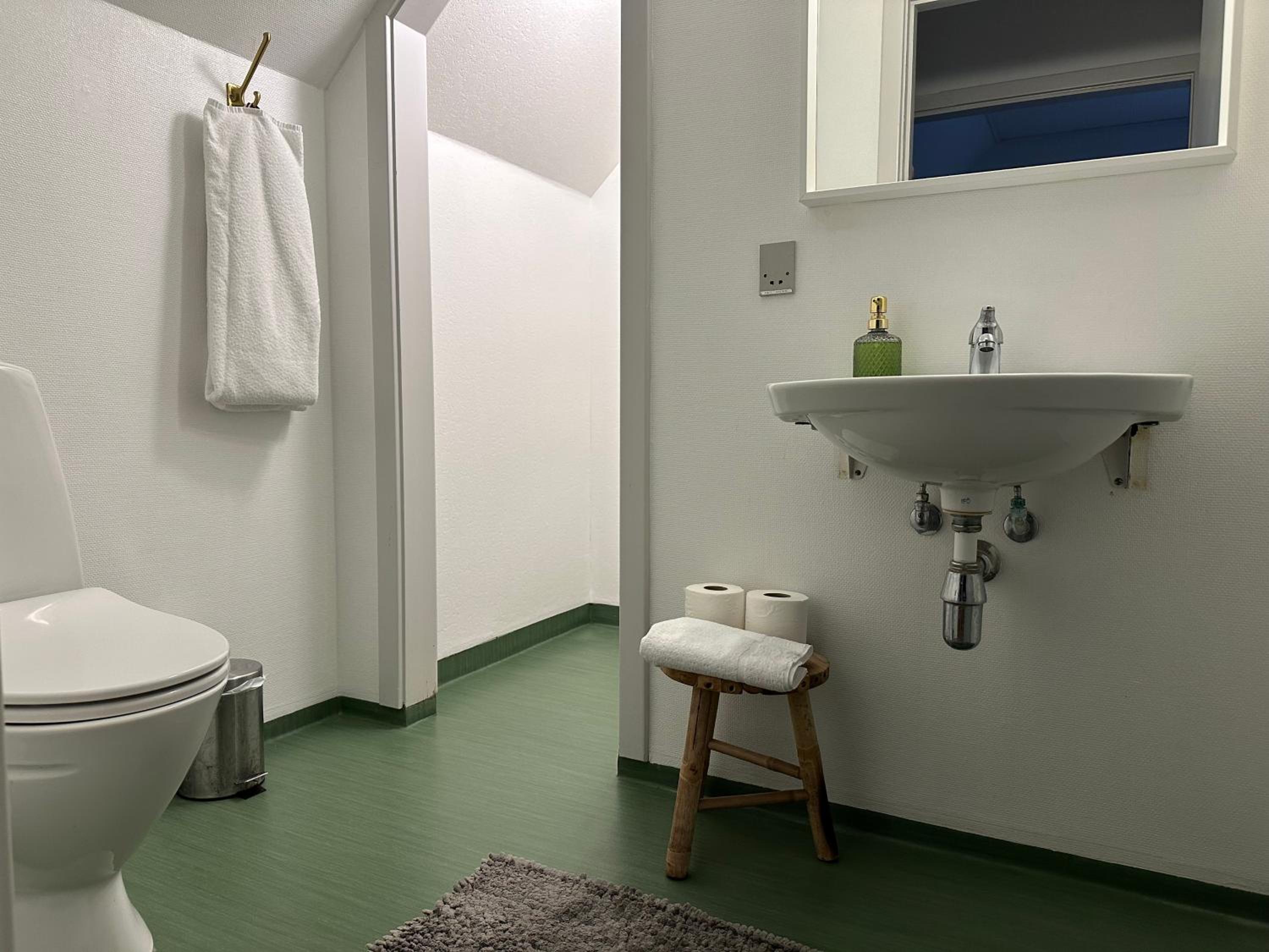Double Room with Private Bathroom (facing street) - Photo 3