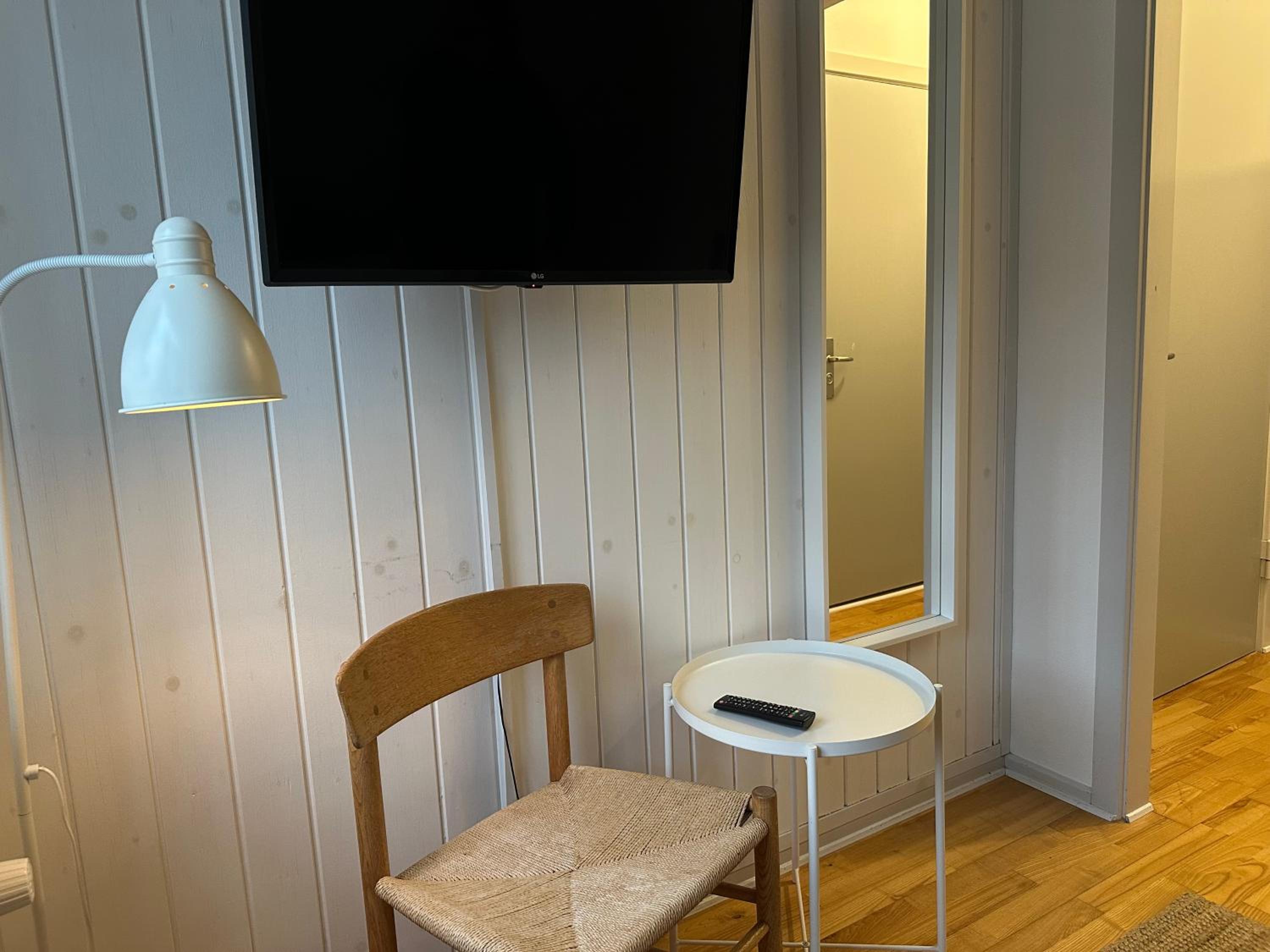 Double Room with Private Bathroom (facing street) - Photo 5
