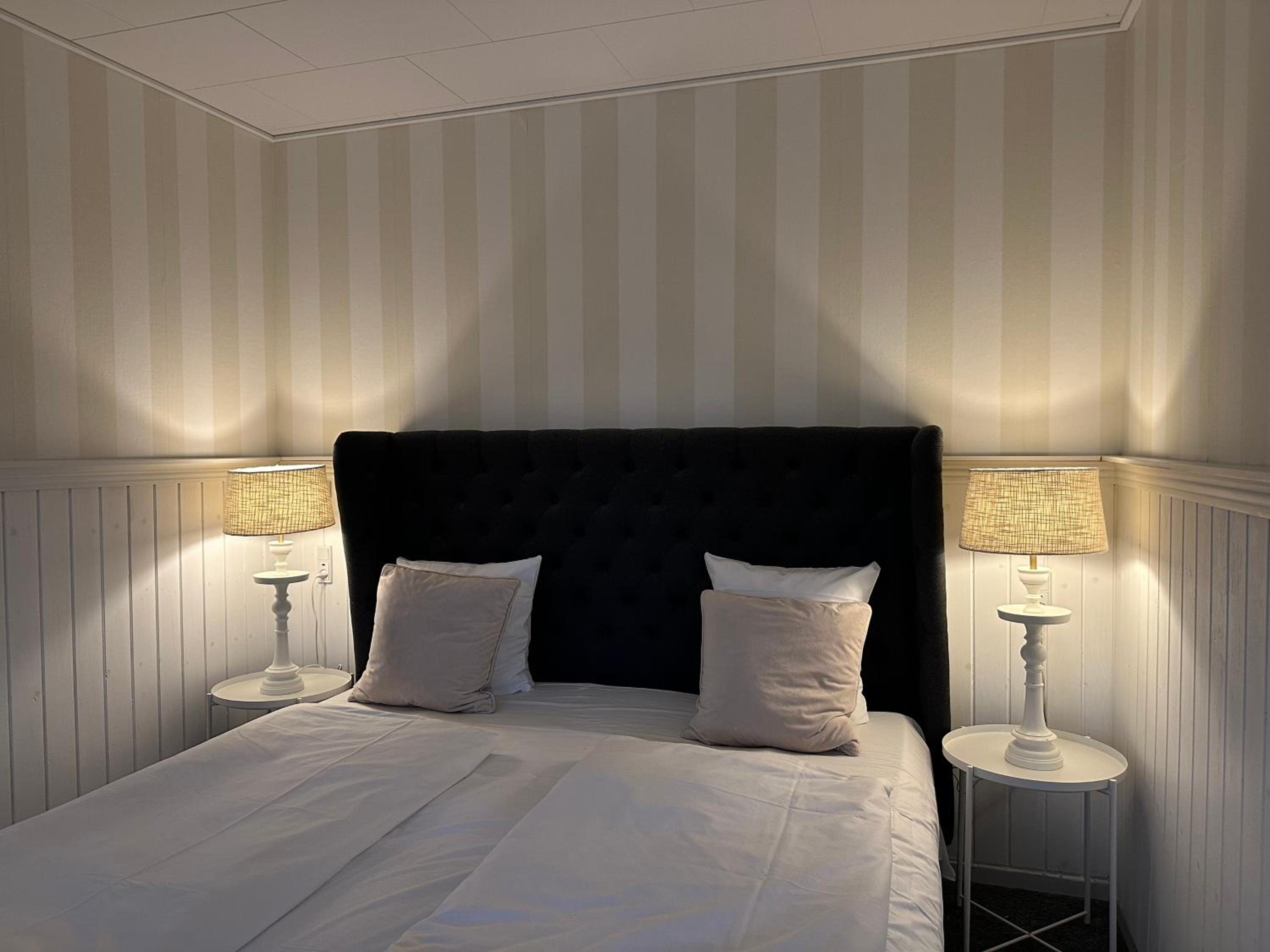 Double Room with Private Bathroom (facing street) - Photo 2
