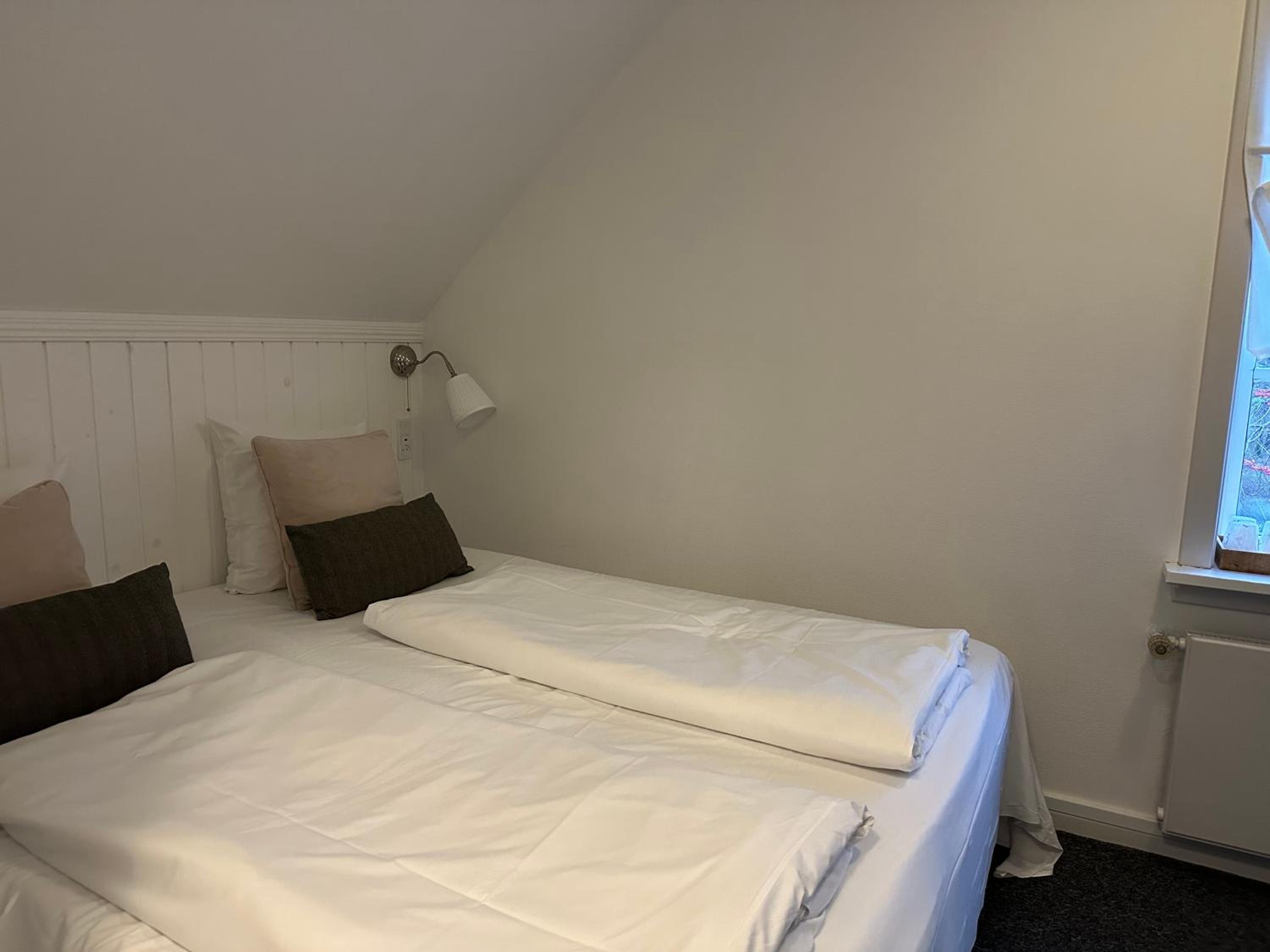 Double Room with Private Bathroom (facing street) - Photo 4