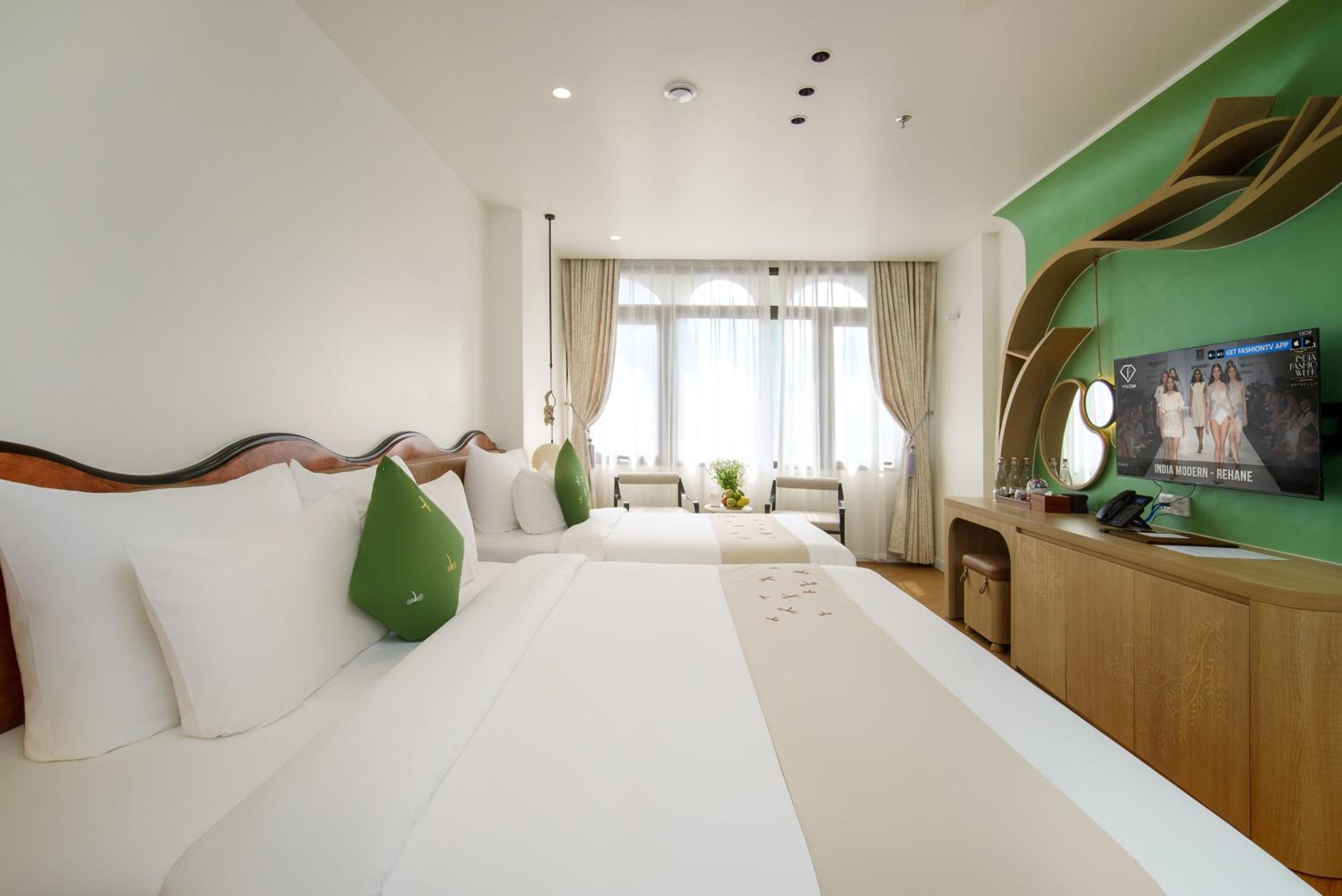 Luxury Deluxe Triple Room City View with Once-time mini-bar
