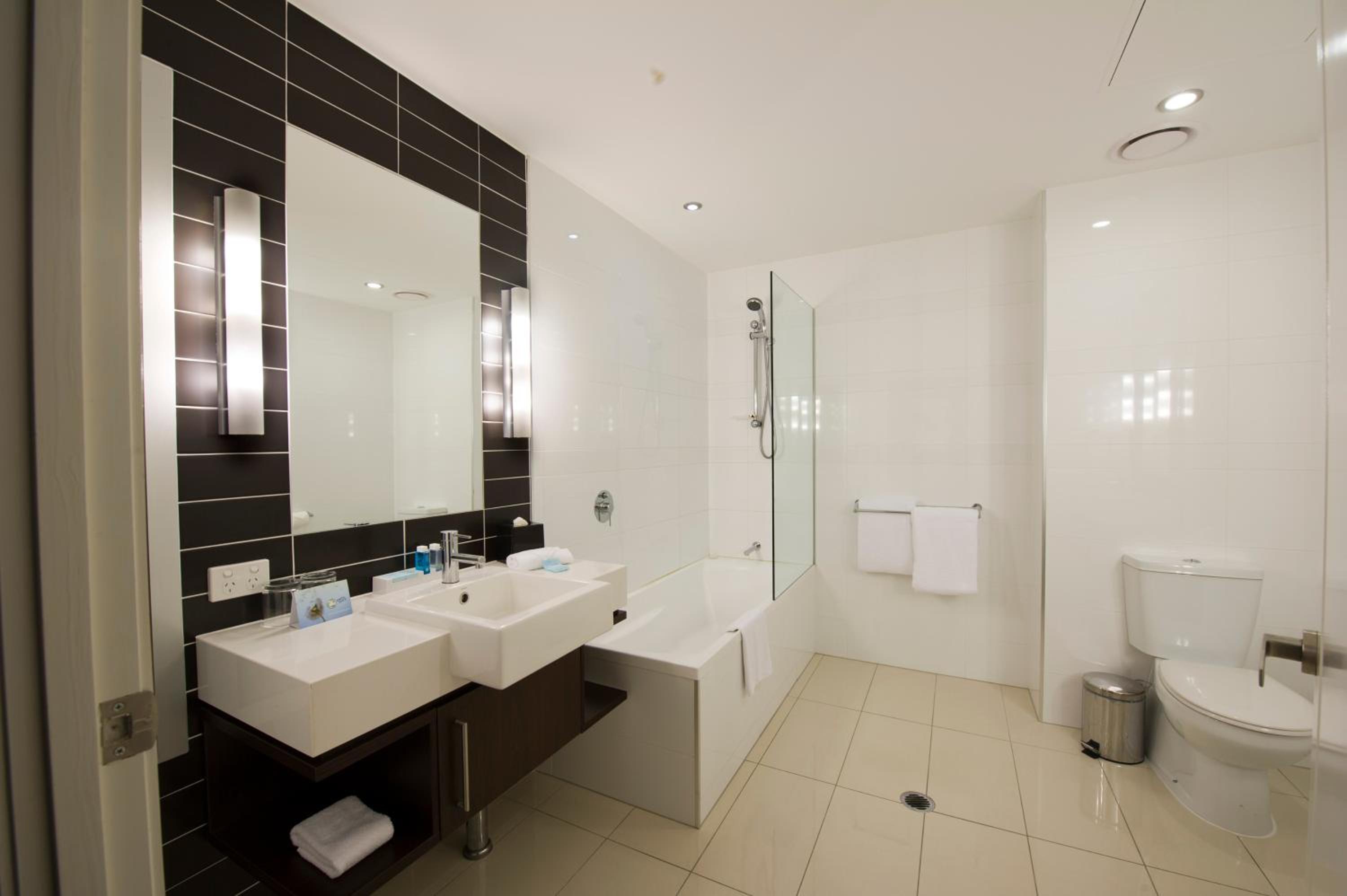 Executive Suite - Photo 2