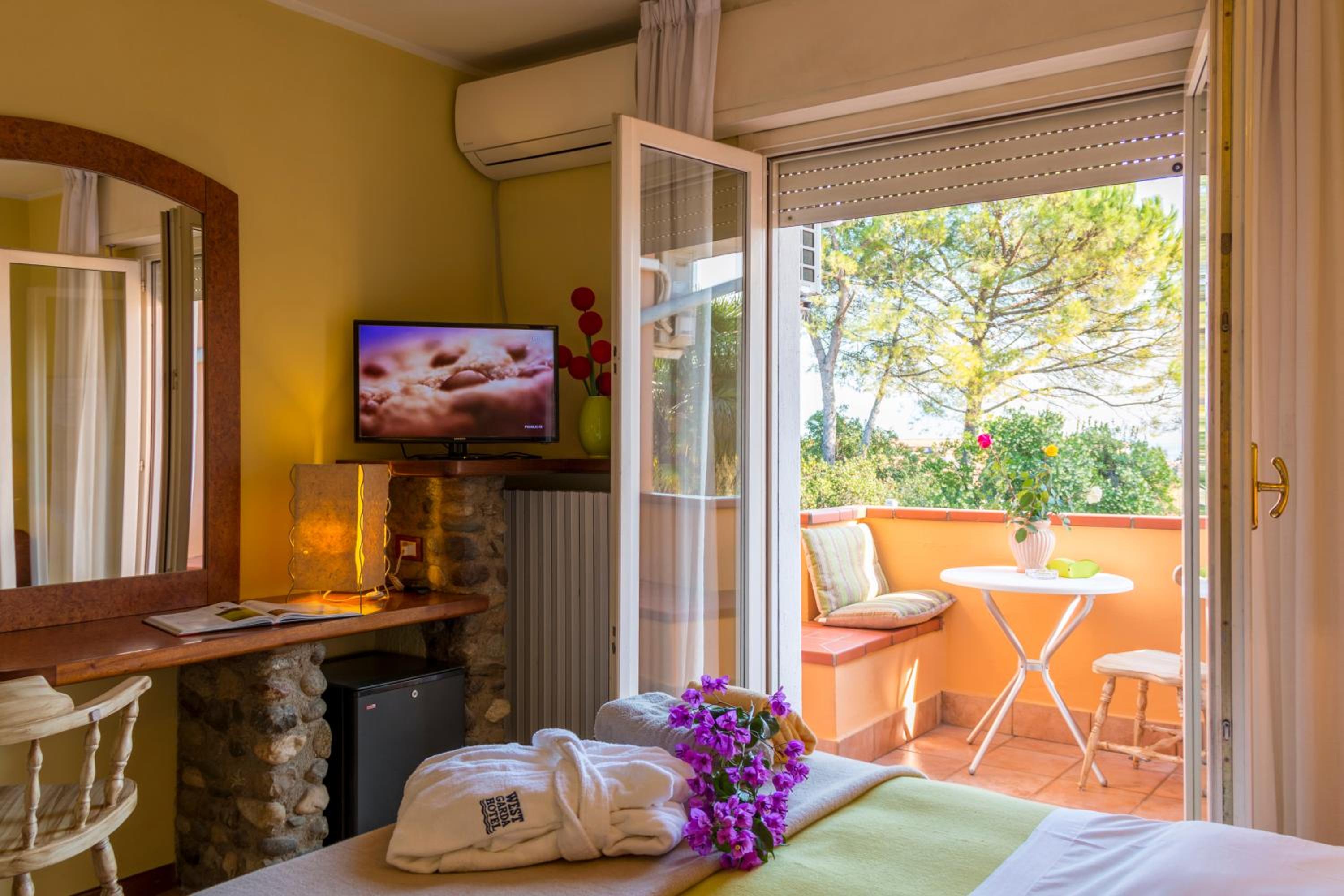 Double or Twin Room with Balcony - Photo 4