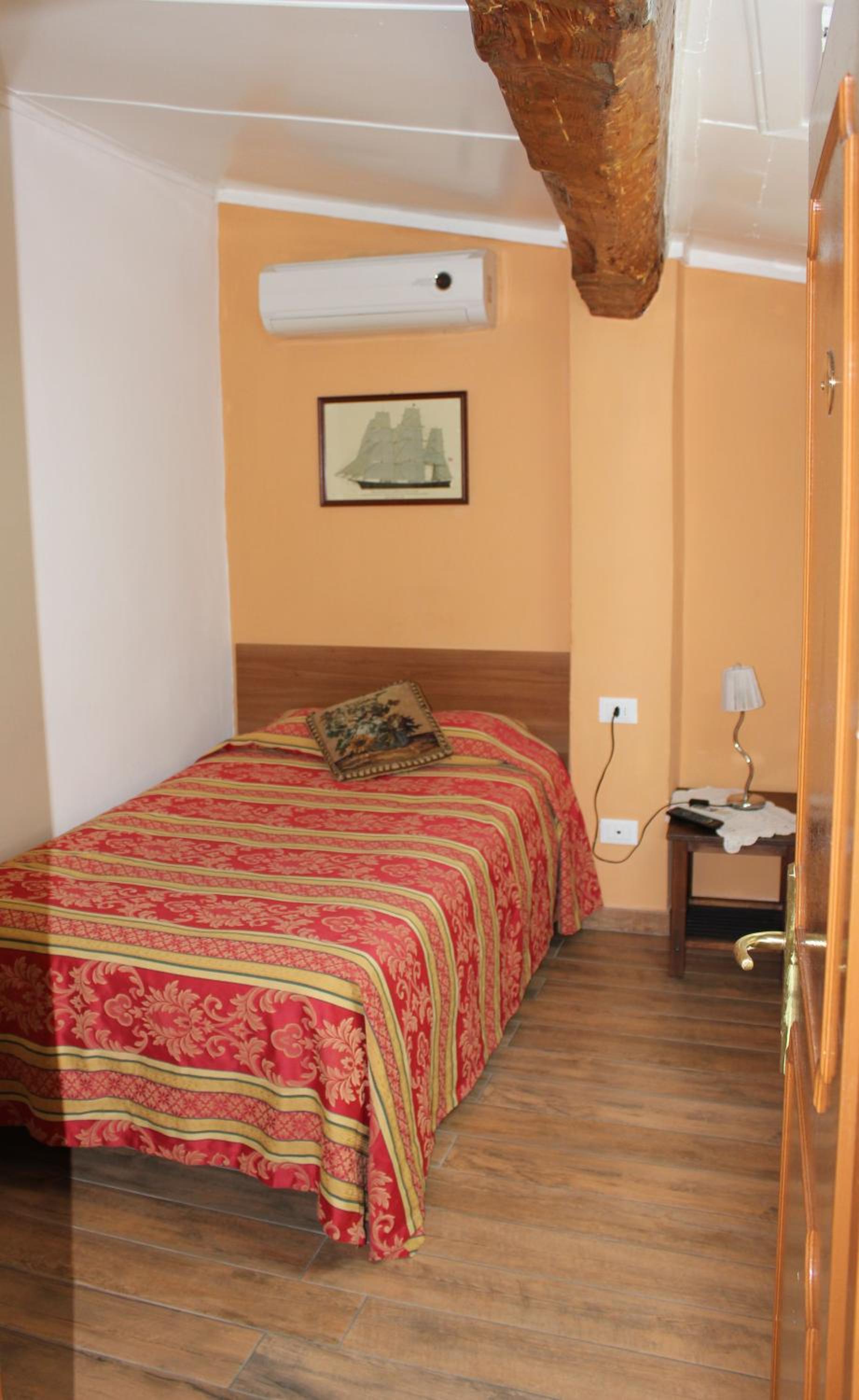 Single Room with Shared Bathroom photo 1