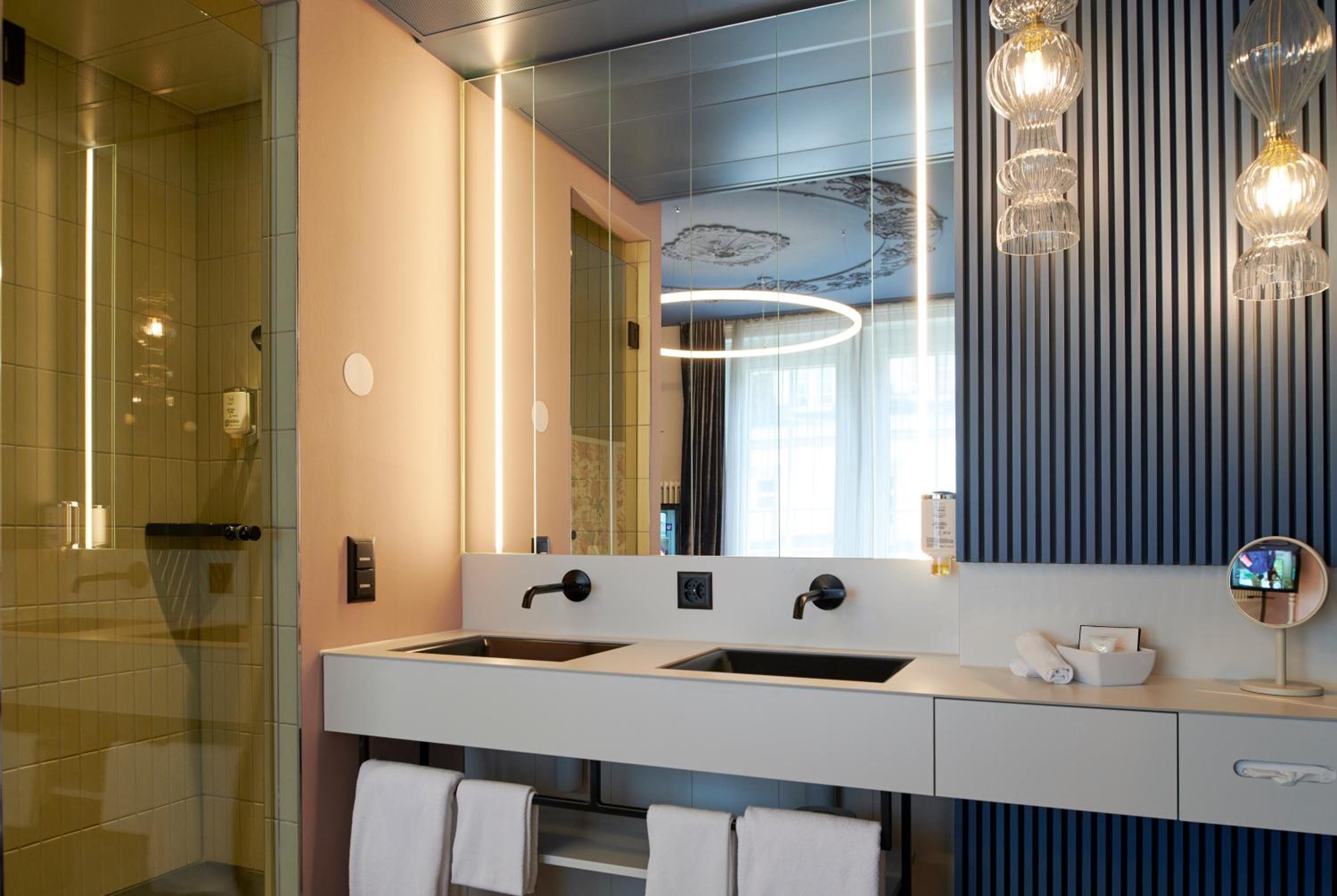 BOUTIQUE Suite with Balcony - Photo 5