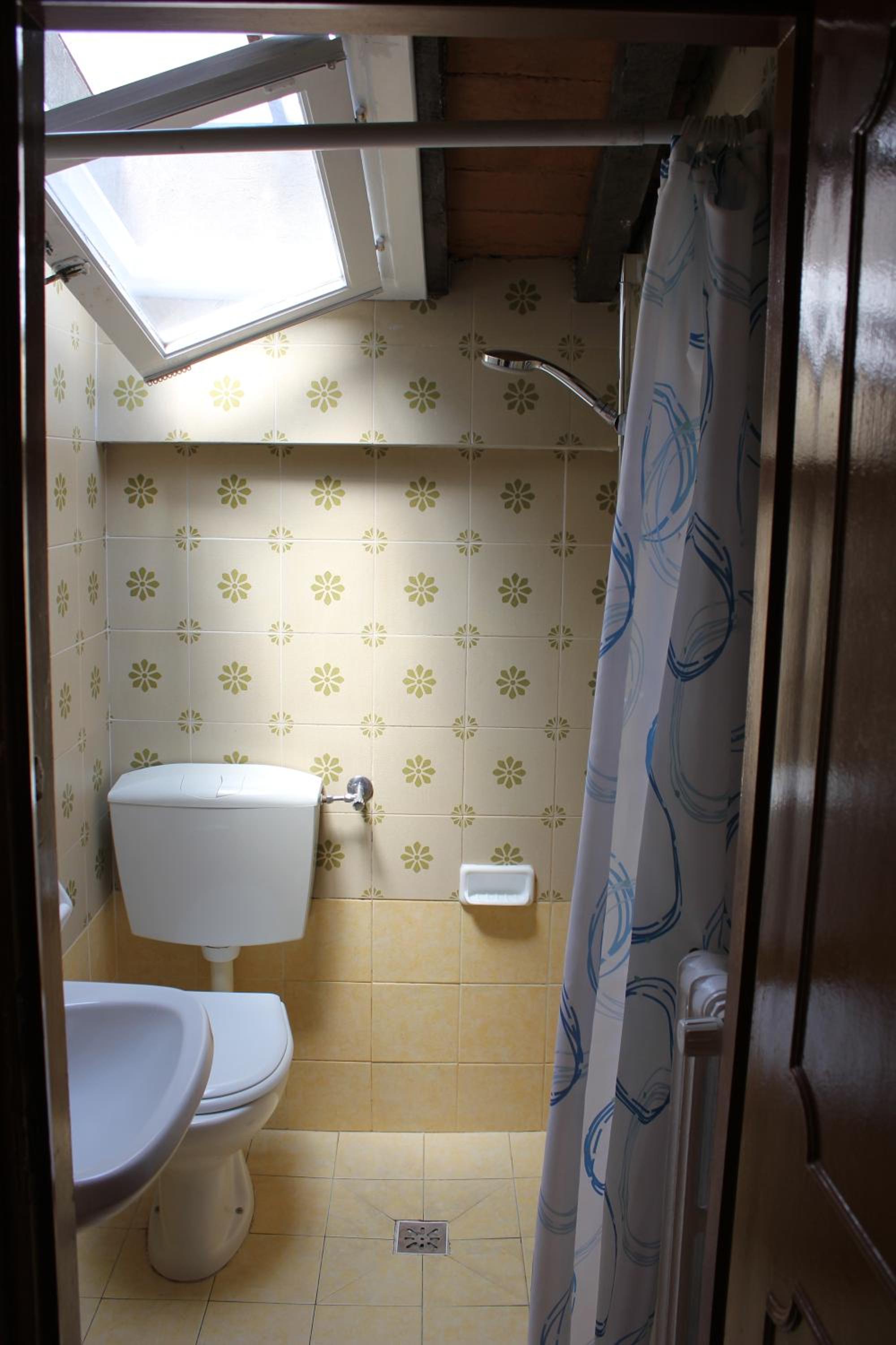 Single Room with Shared Bathroom photo 3