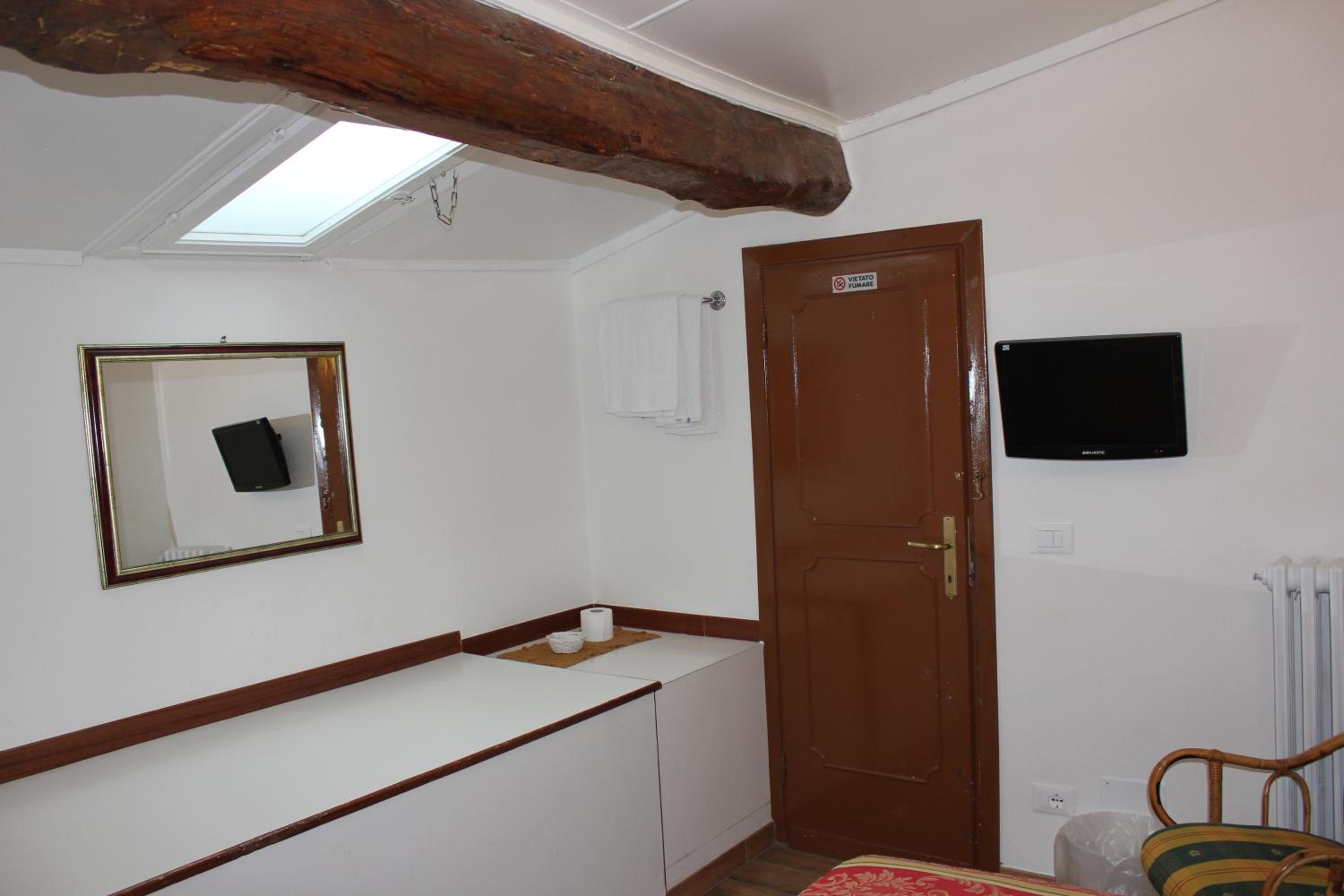 Single Room with Shared Bathroom photo 2