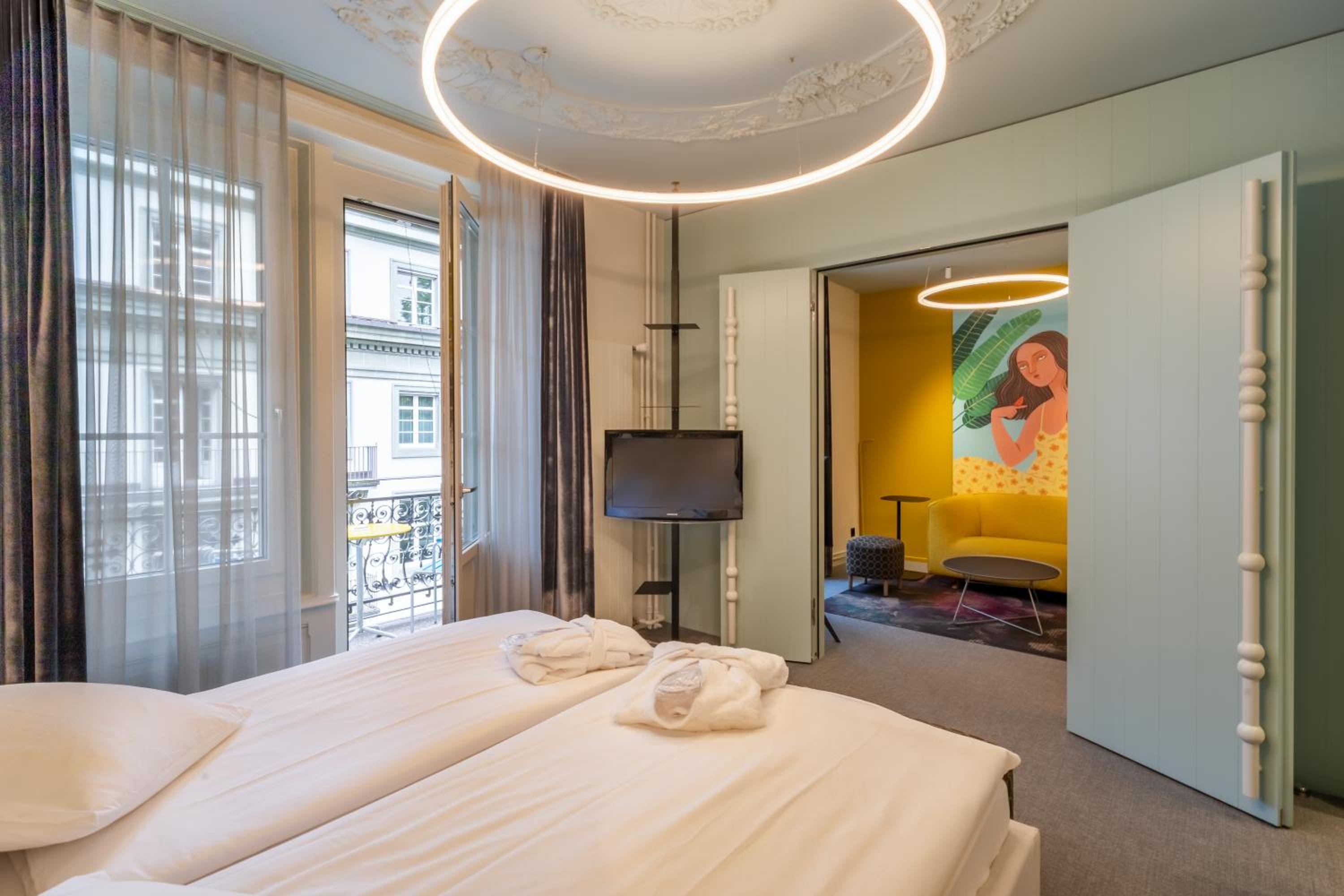 BOUTIQUE Suite with Balcony - Photo 6