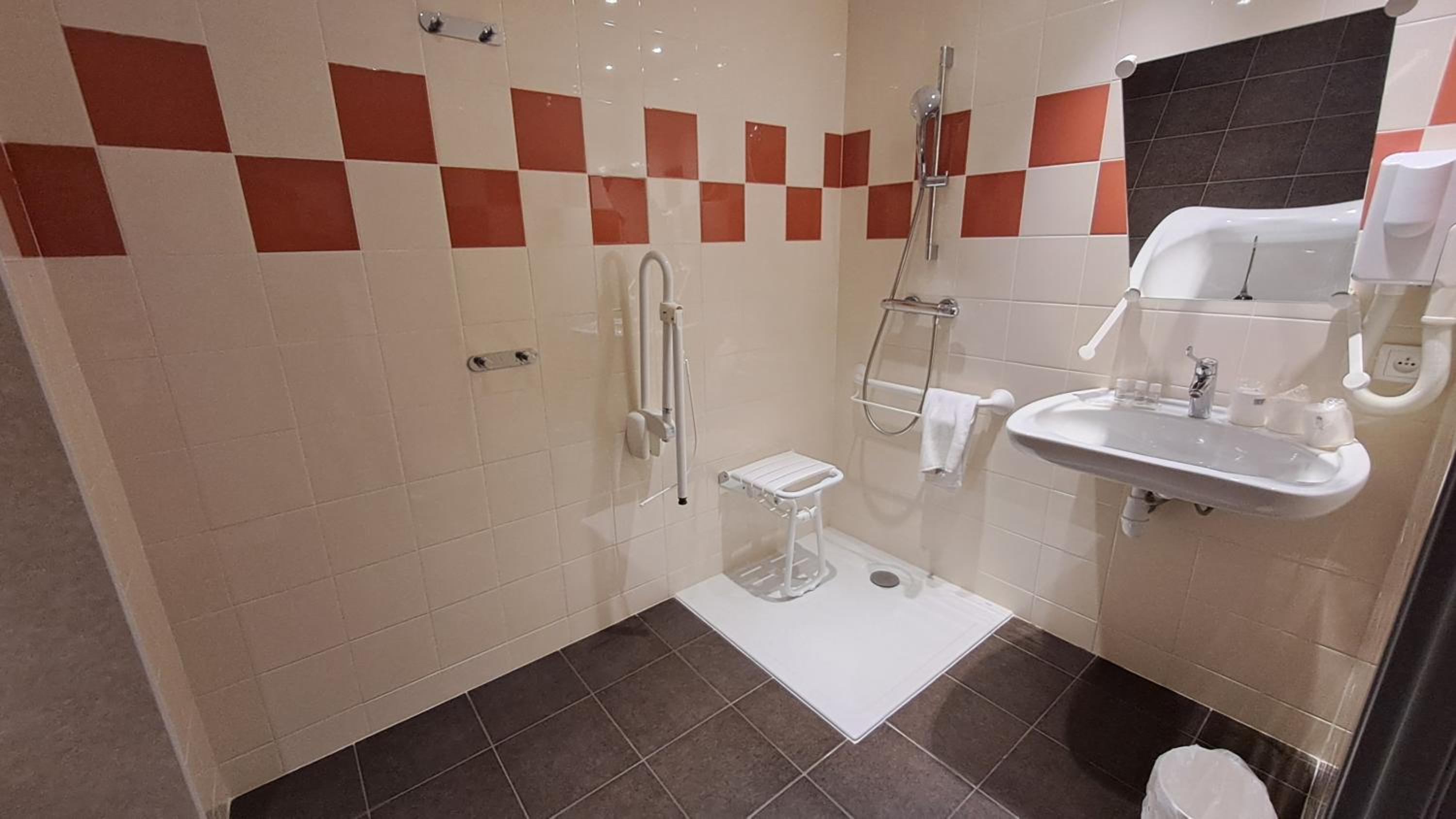 Twin Room - Disability Access photo 3