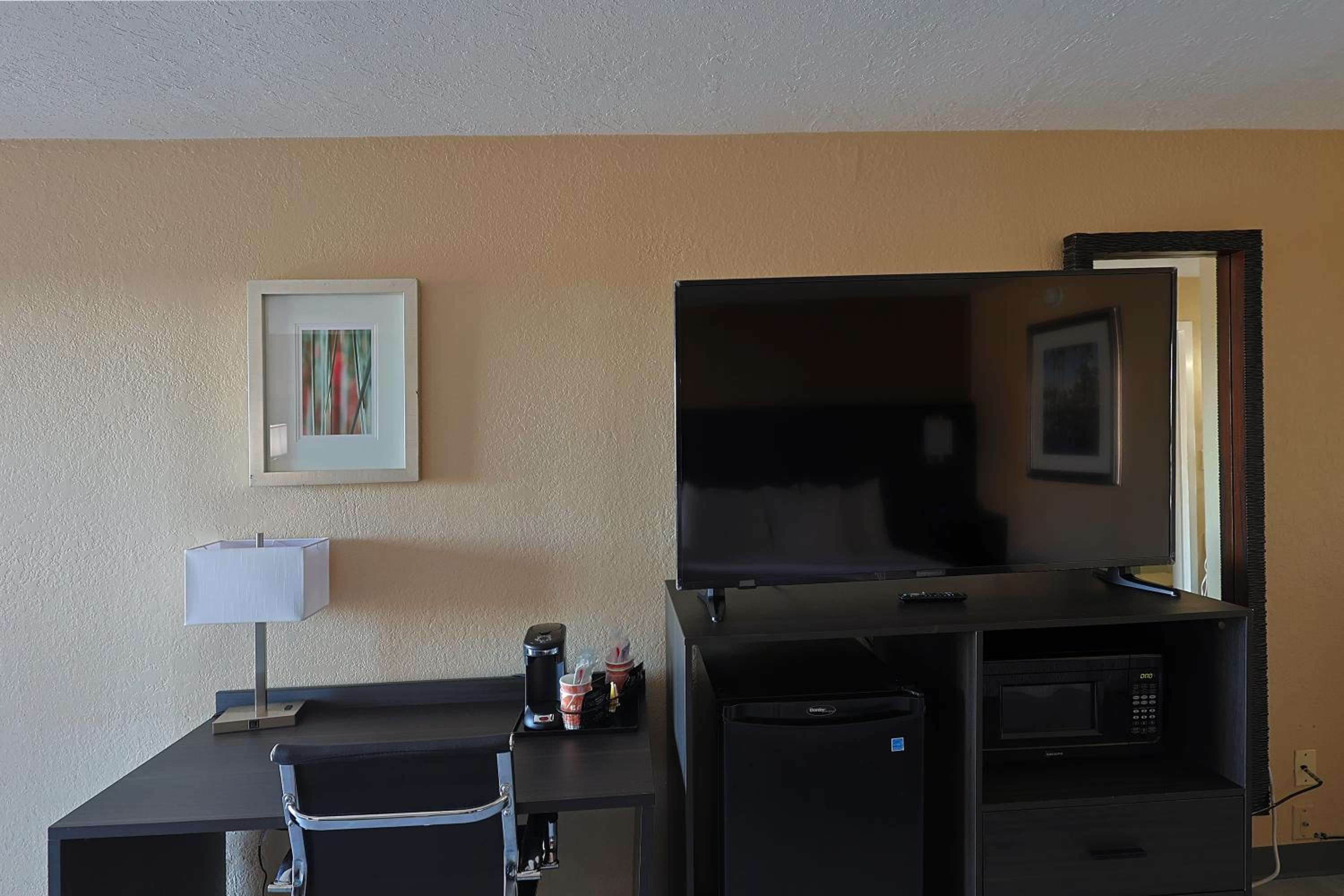 Quadruple Room with Two Queen Beds - Non Smoking/Pet Friendly - Photo 1