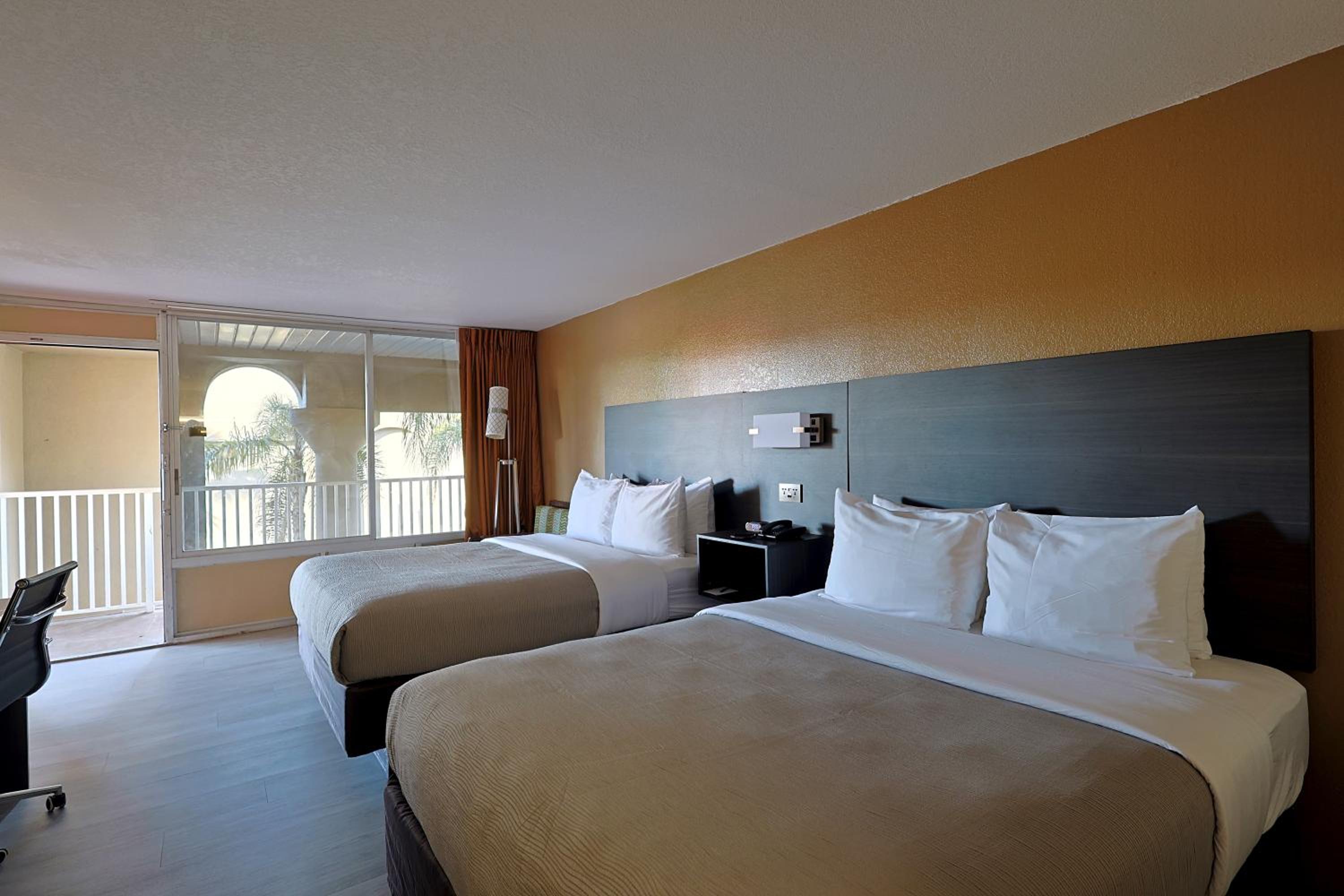 Quadruple Room with Two Queen Beds - Non Smoking/Pet Friendly - Photo 2