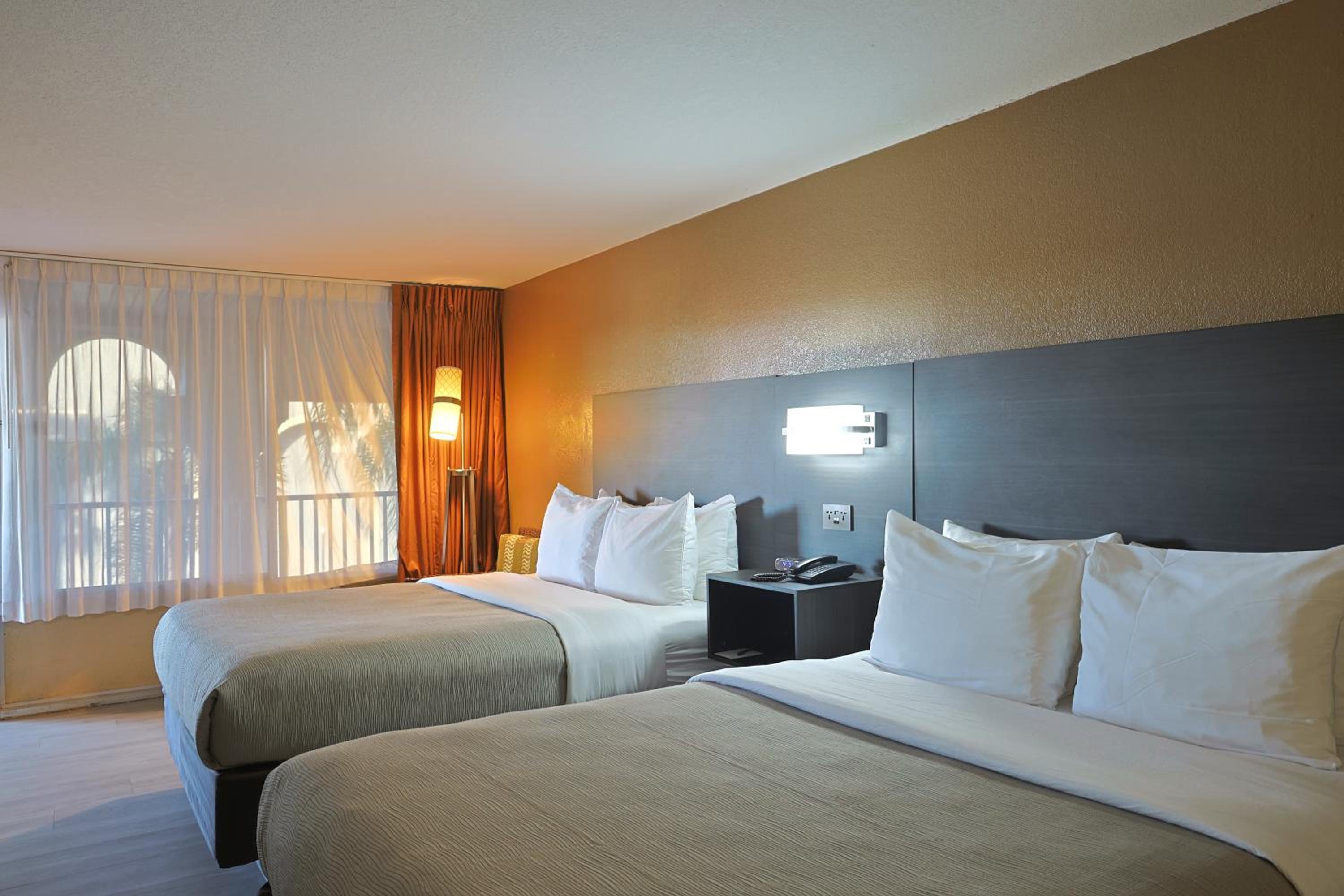 Quadruple Room with Two Queen Beds - Non Smoking/Pet Friendly - Photo 3