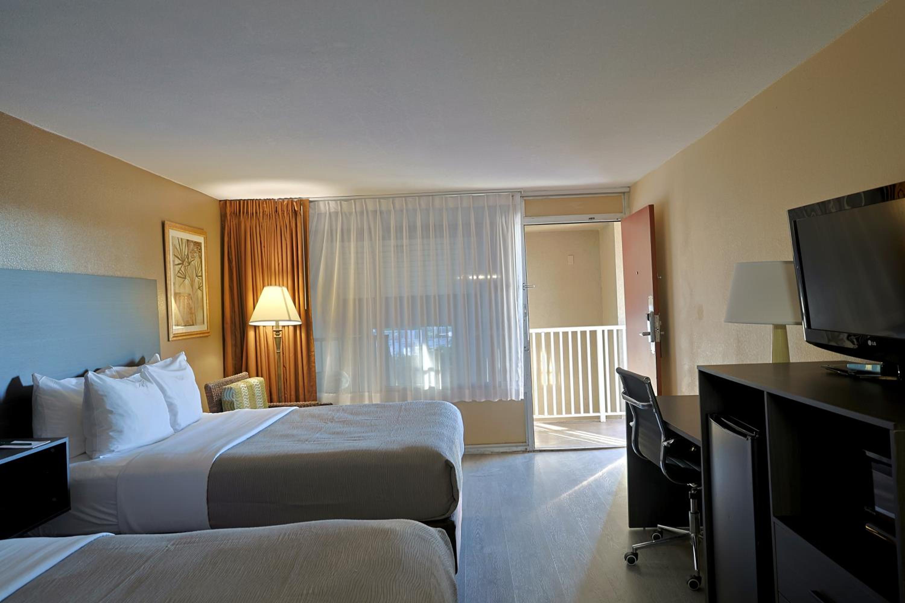 Quadruple Room with Two Queen Beds - Non Smoking/Pet Friendly - Photo 4