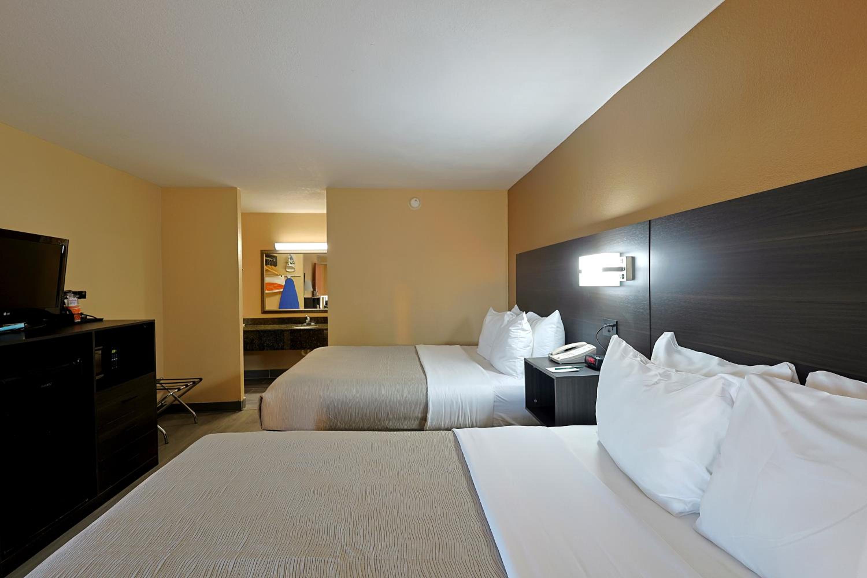 Quadruple Room with Two Queen Beds - Non Smoking/Pet Friendly - Photo 5