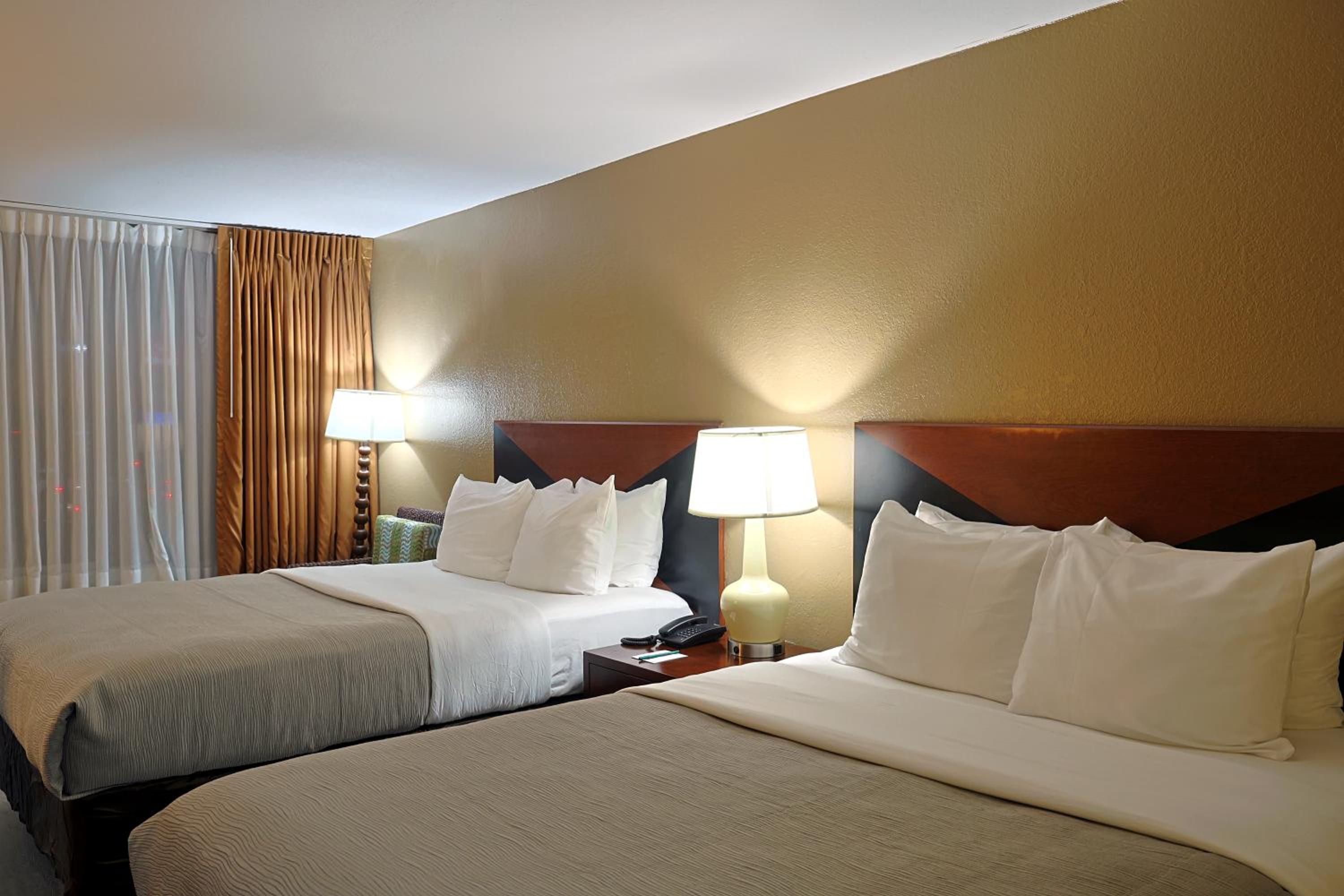 Quadruple Room with Two Queen Beds - Non Smoking/Pet Friendly - Photo 6