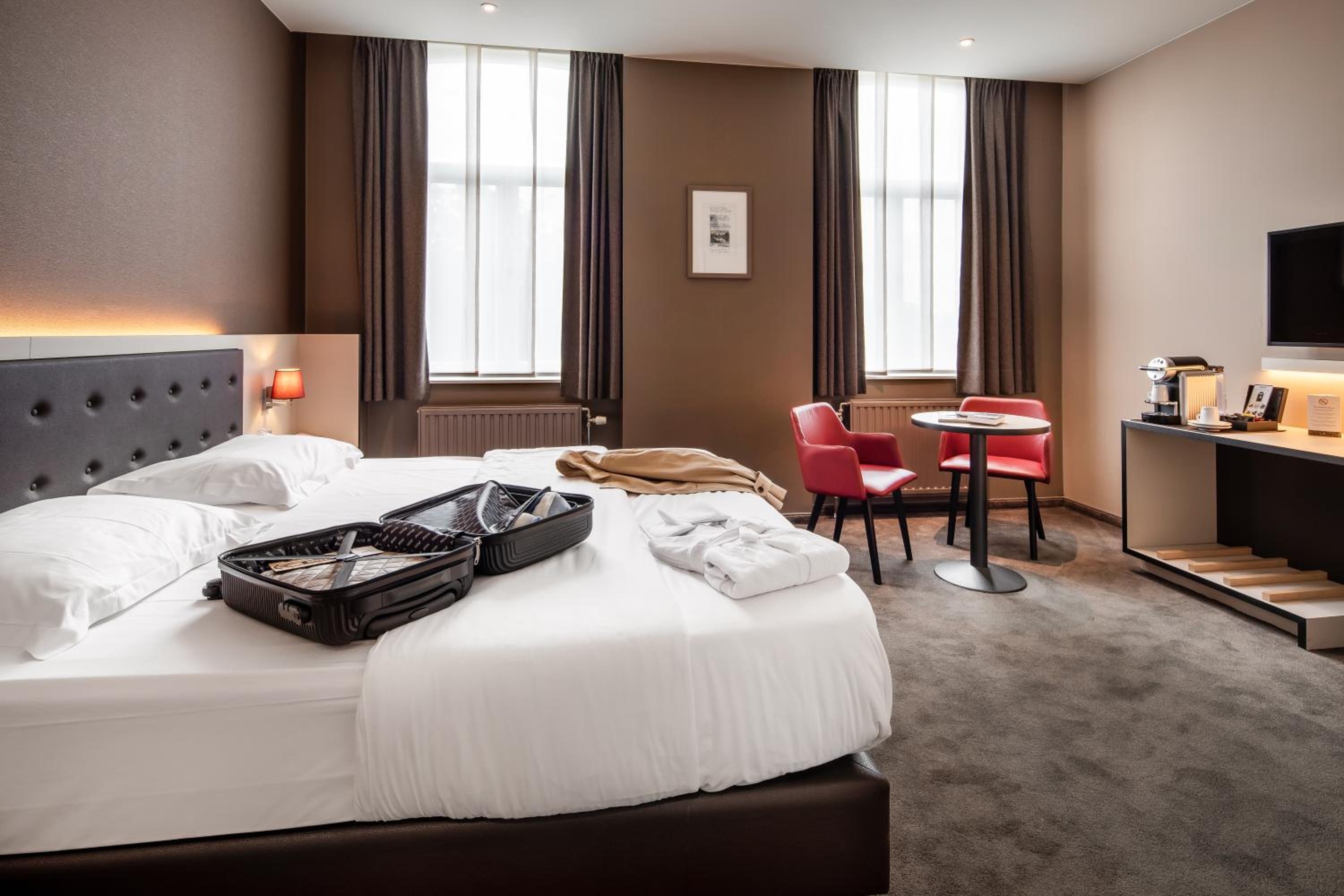 Superior Double or Twin Room with City View - Photo 7