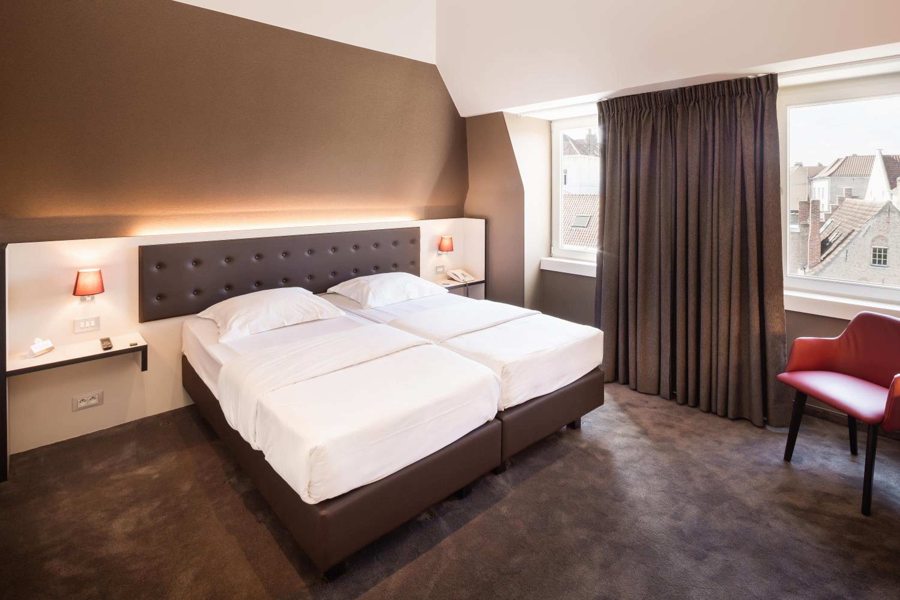 Double or Twin Room with City View - Photo 6