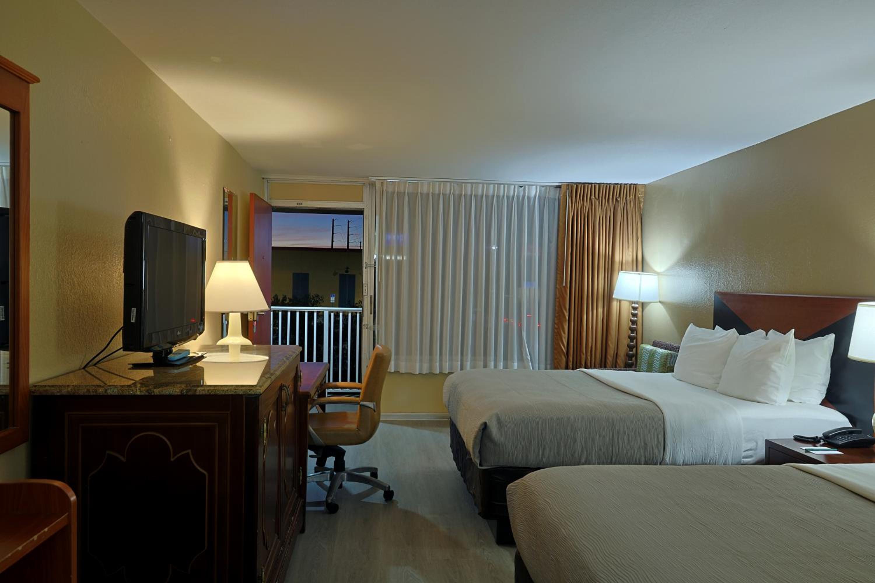 Quadruple Room with Two Queen Beds - Non Smoking/Pet Friendly - Photo 7
