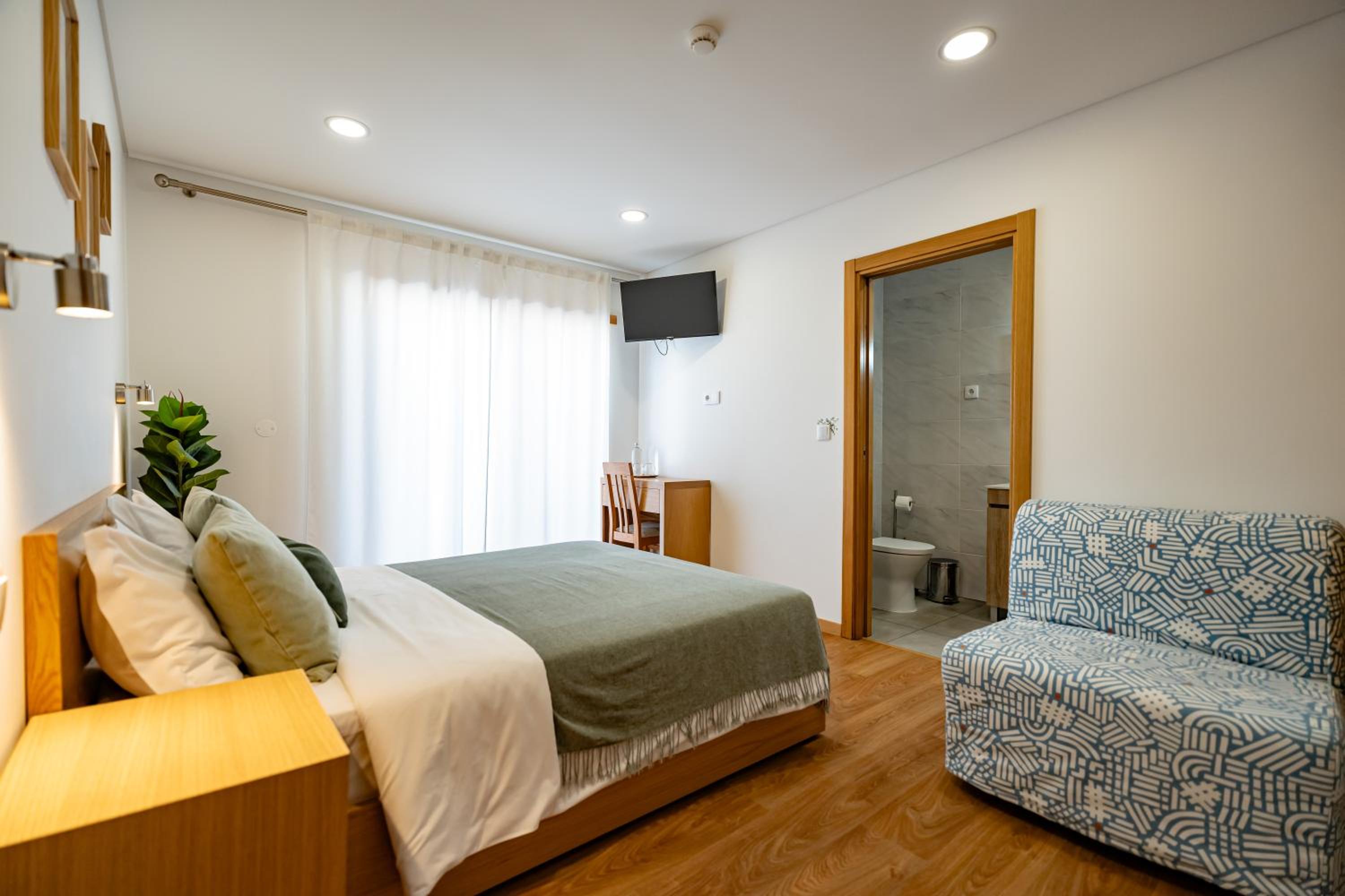 Double Room with Private Bathroom - Photo 15