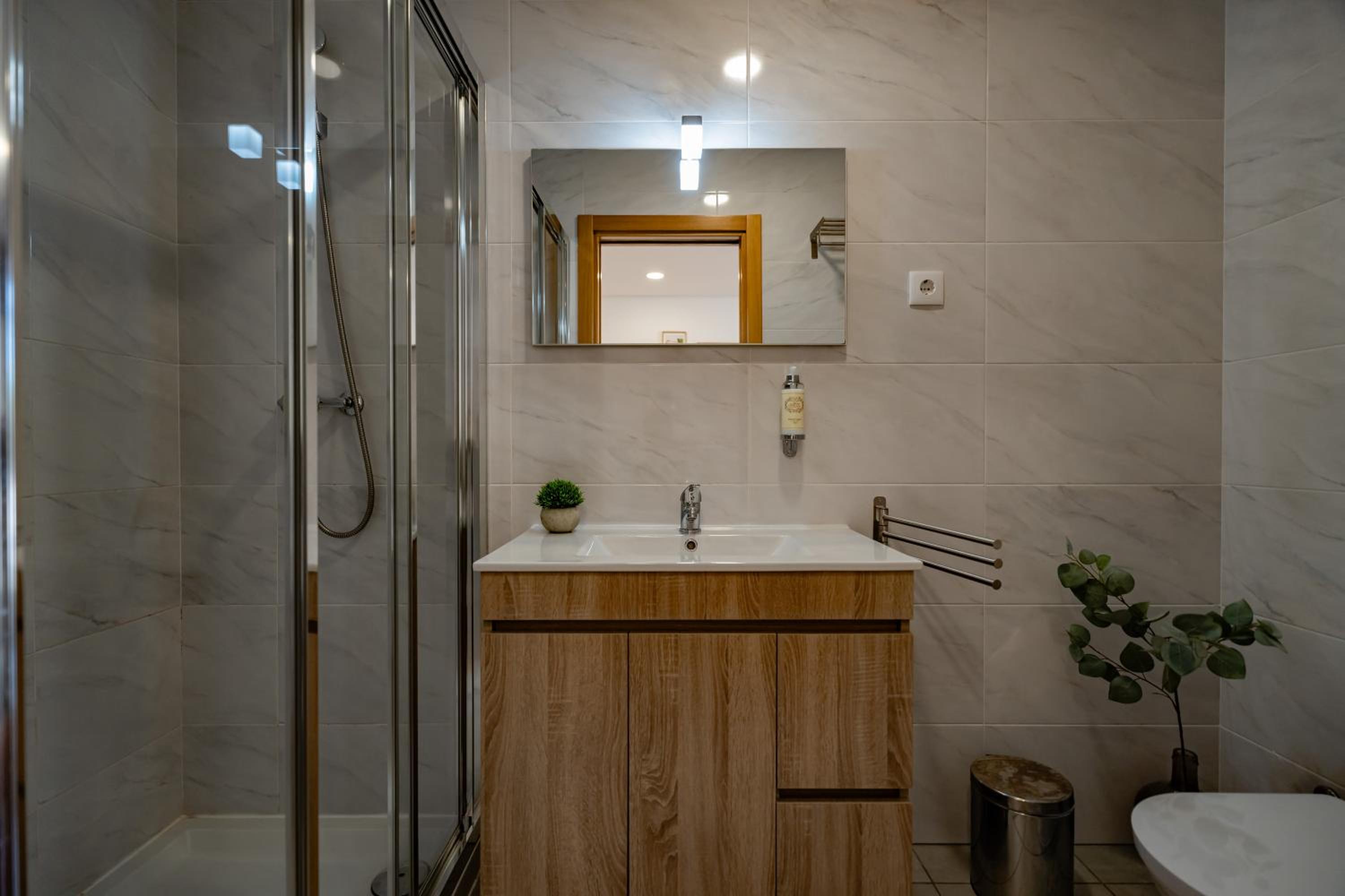 Double Room with Private Bathroom - Photo 17