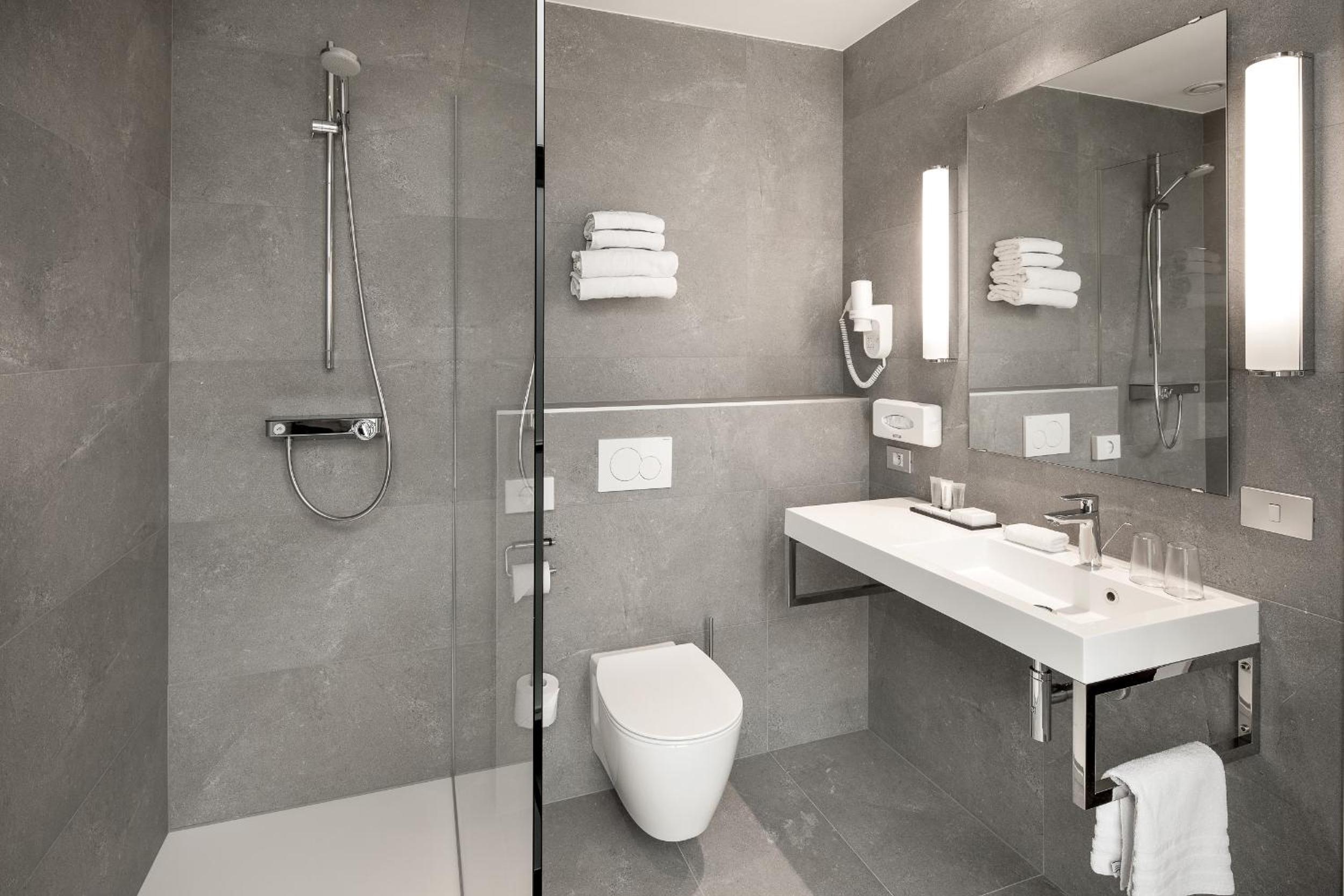 Double or Twin Room with City View - Photo 5