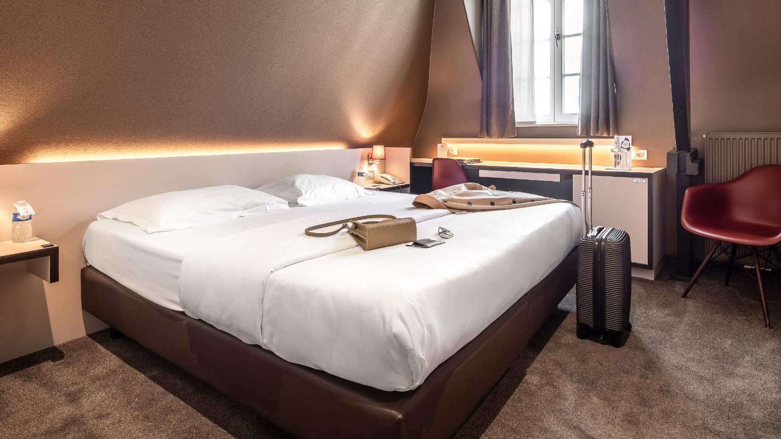 Small Double Room with City View - Photo 3