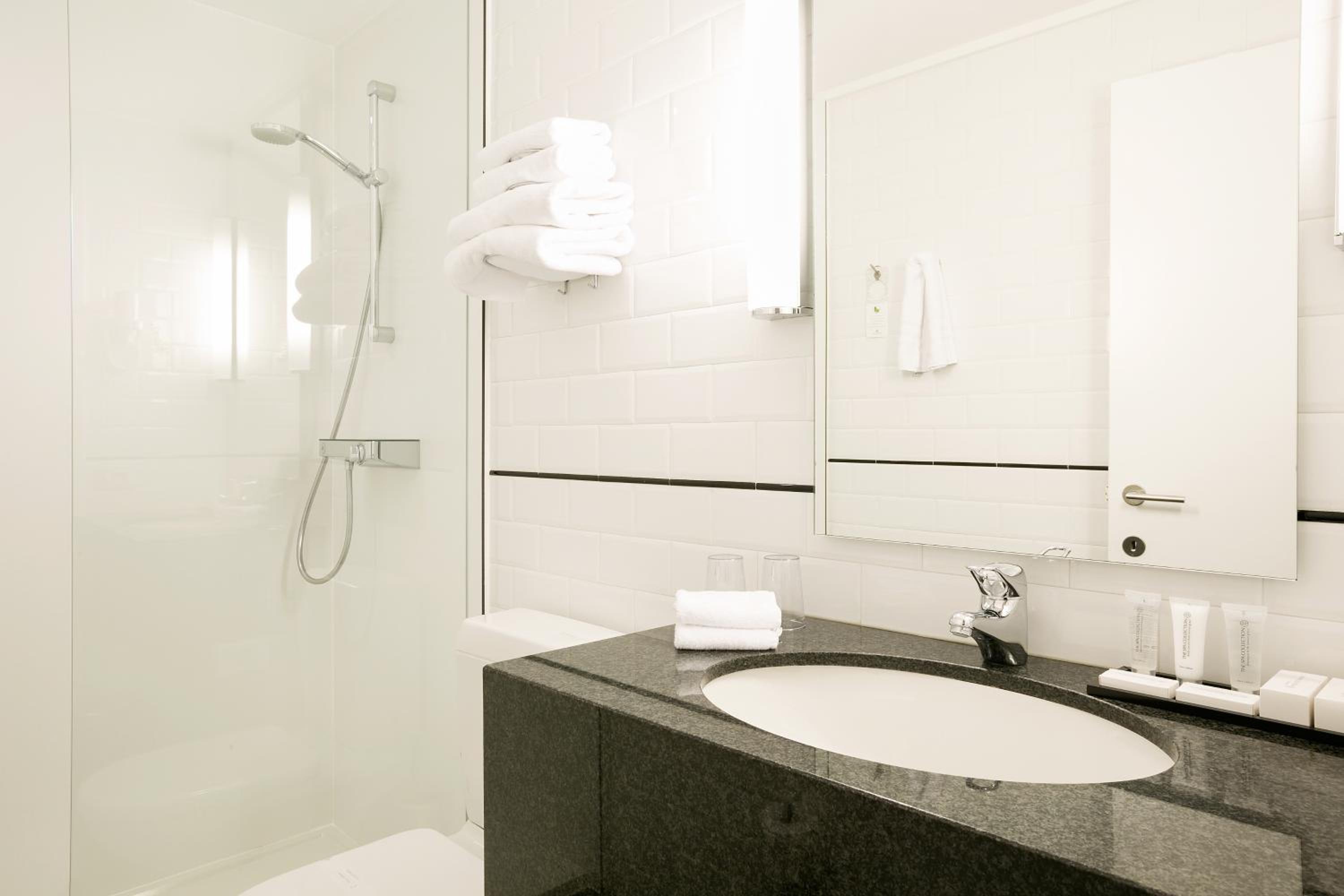 Small Double Room with City View - Photo 6