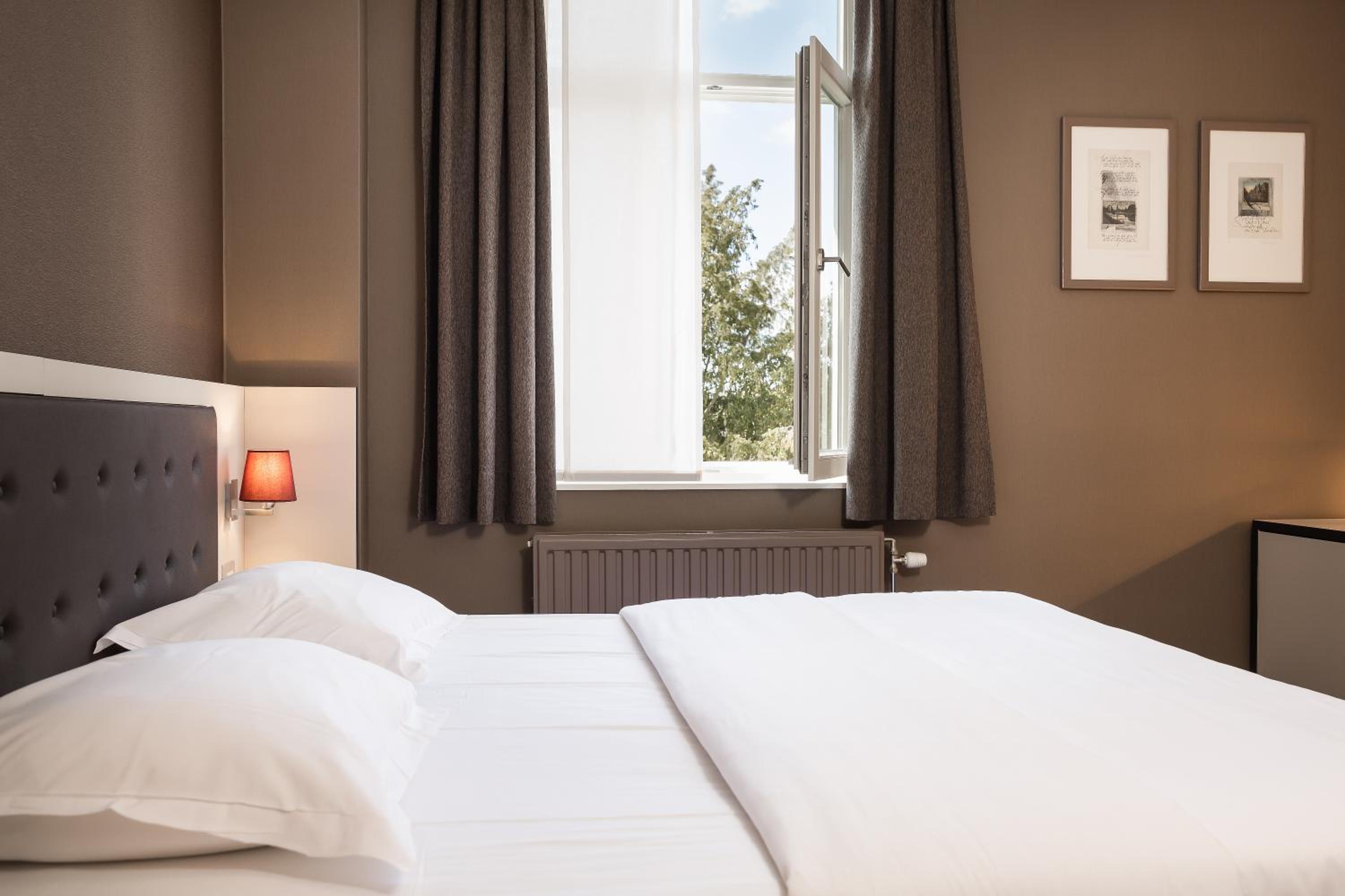 Small Double Room with City View - Photo 5