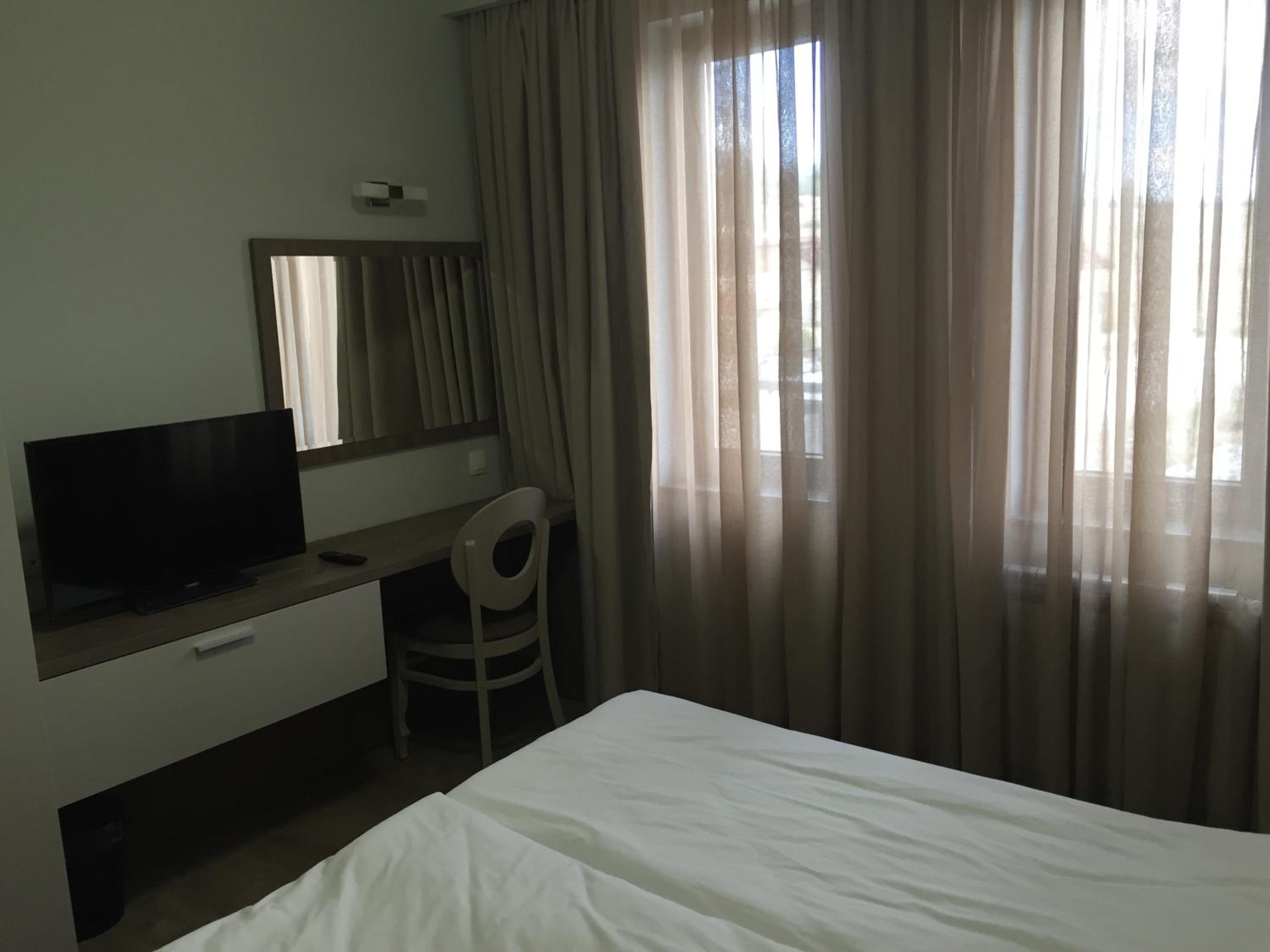 Double Room with Lake View - Photo 5