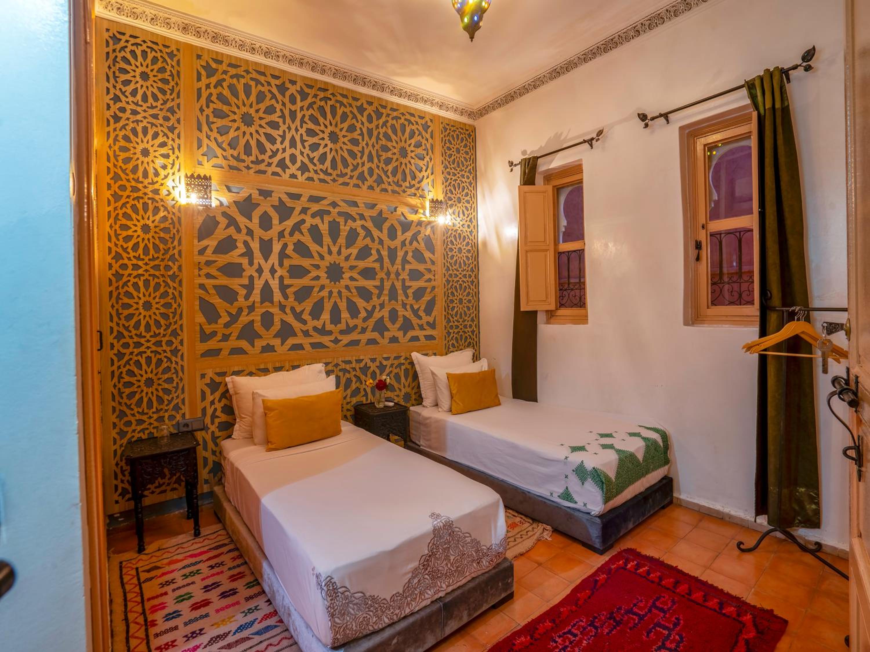 Large Twin Room - Photo 3