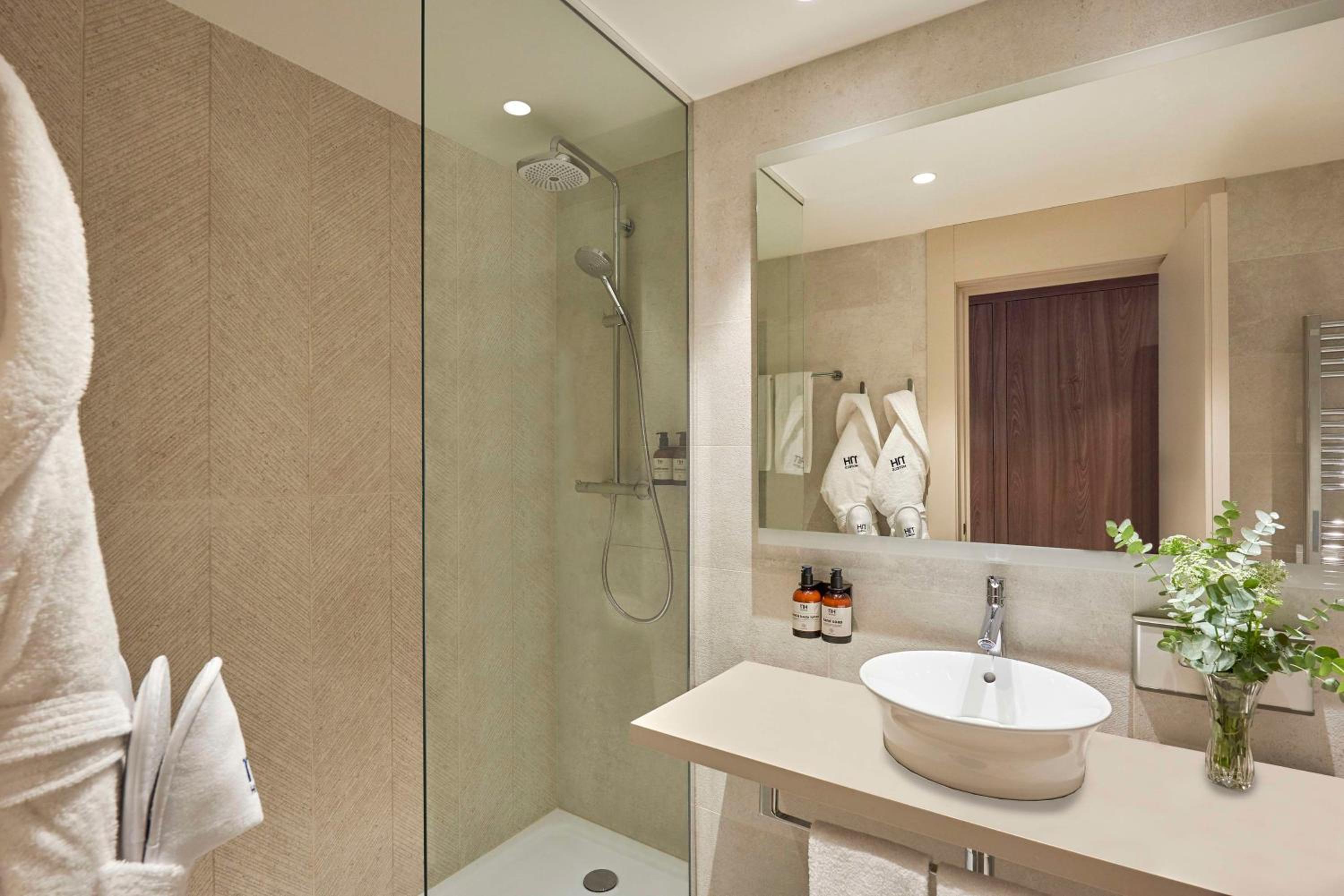 Junior Suite with View thumbnail 5
