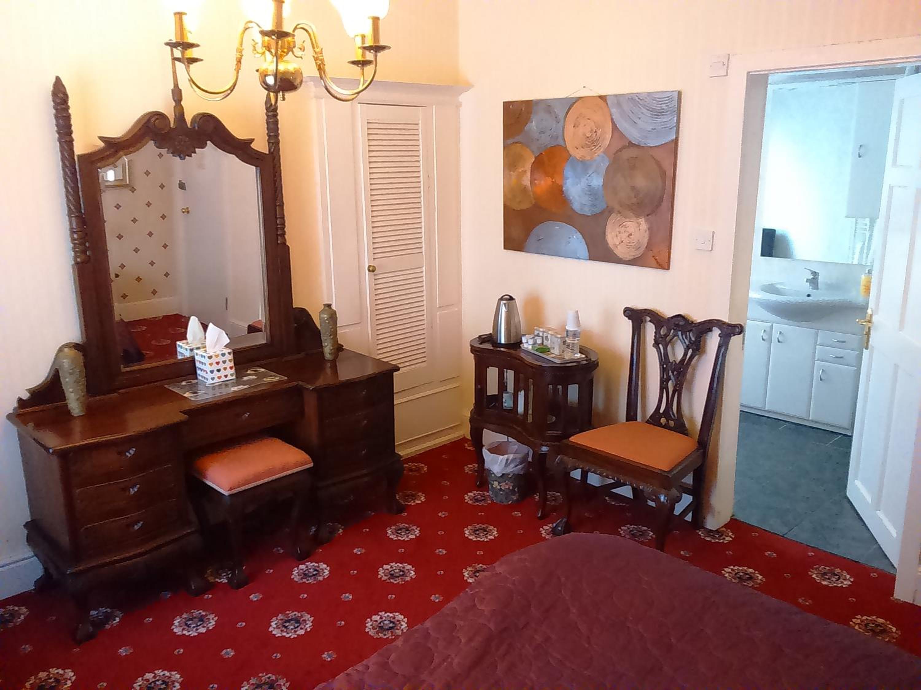 Standard King Room - Photo 12
