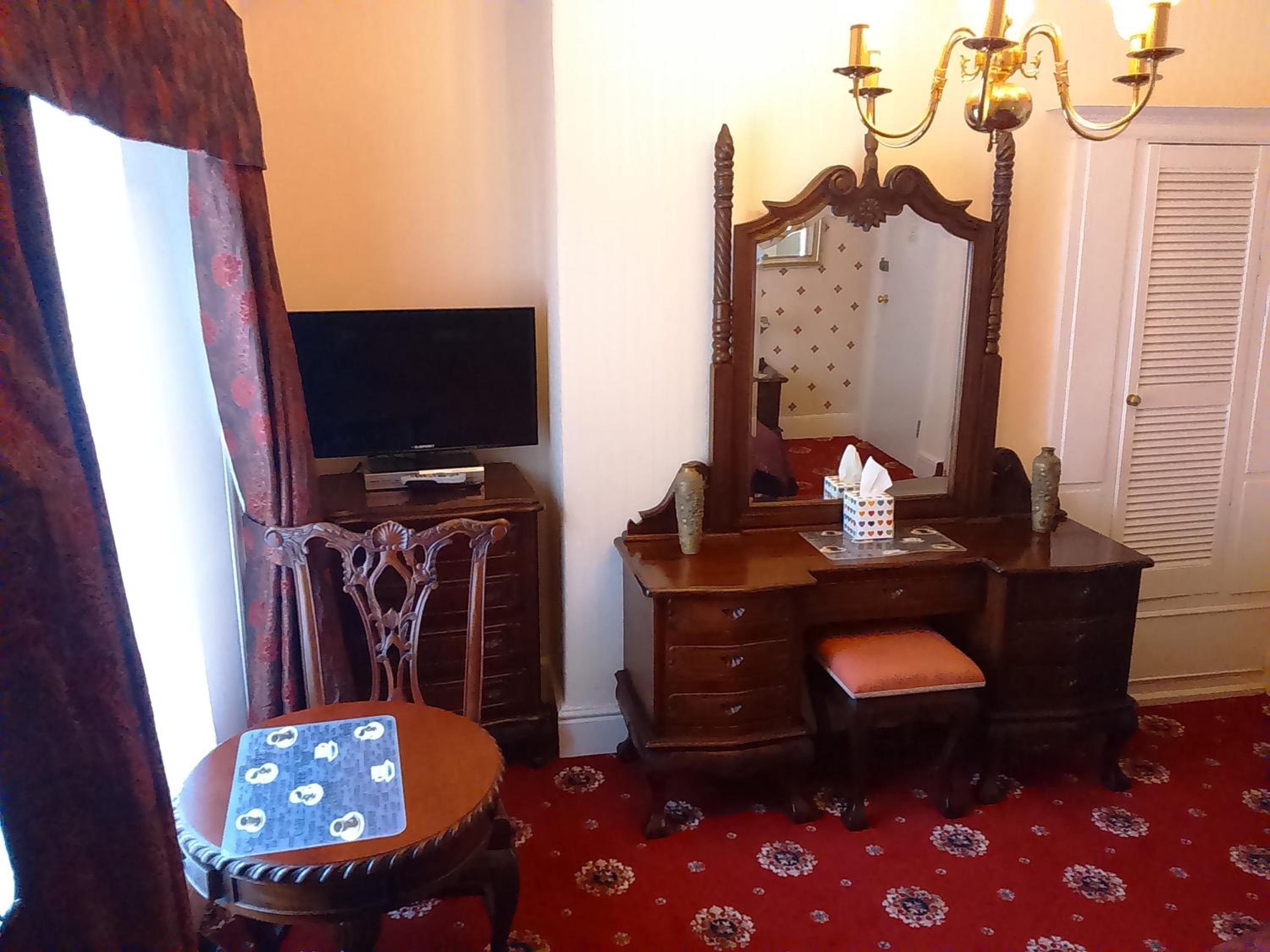 Standard King Room - Photo 15