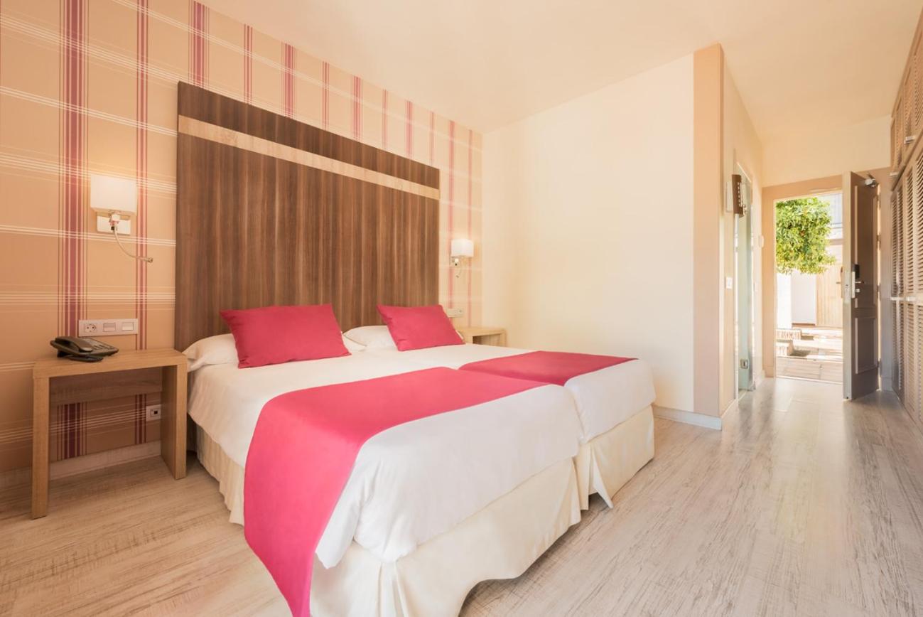 Double or Twin Room with Pool View - Photo 9