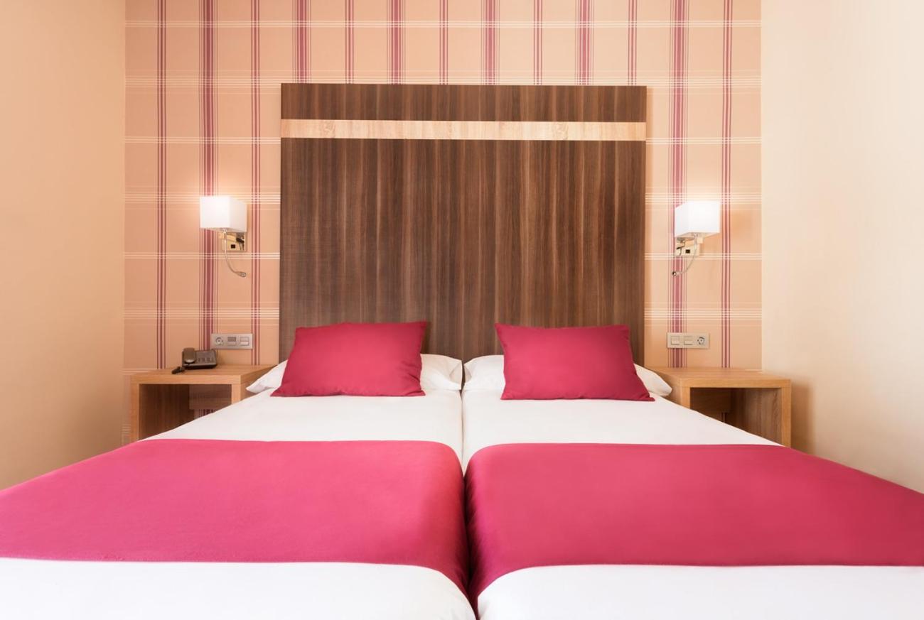 Double or Twin Room with Pool View - Photo 8