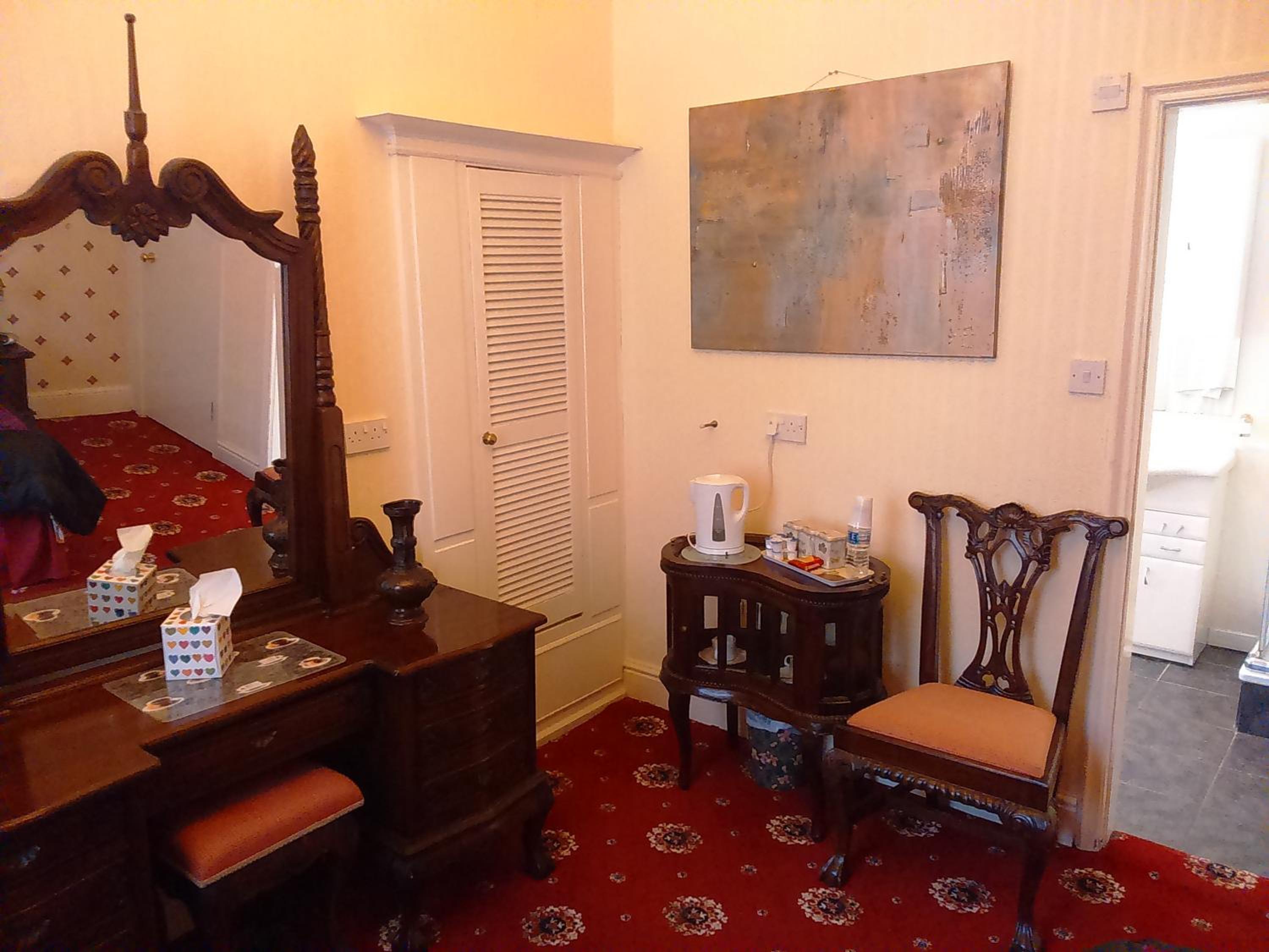 Standard King Room - Photo 14