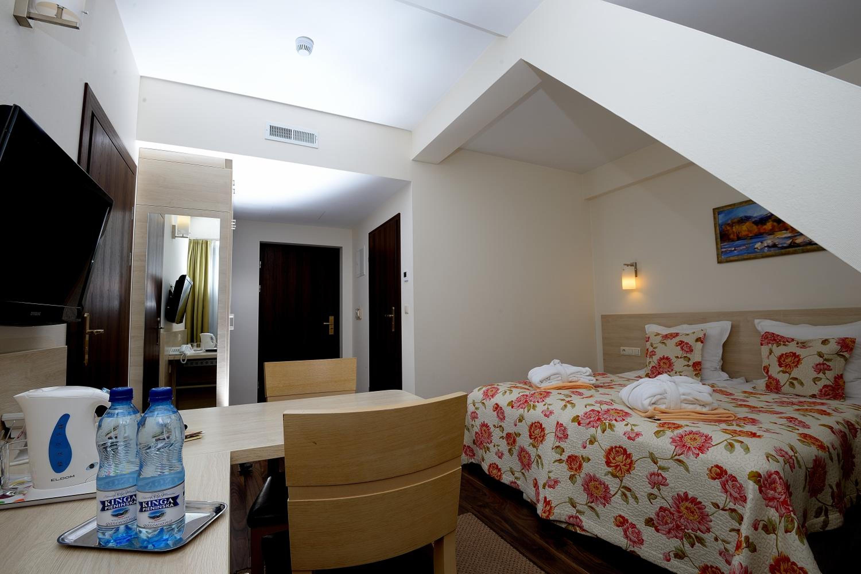 Double or Twin Room - Photo 3
