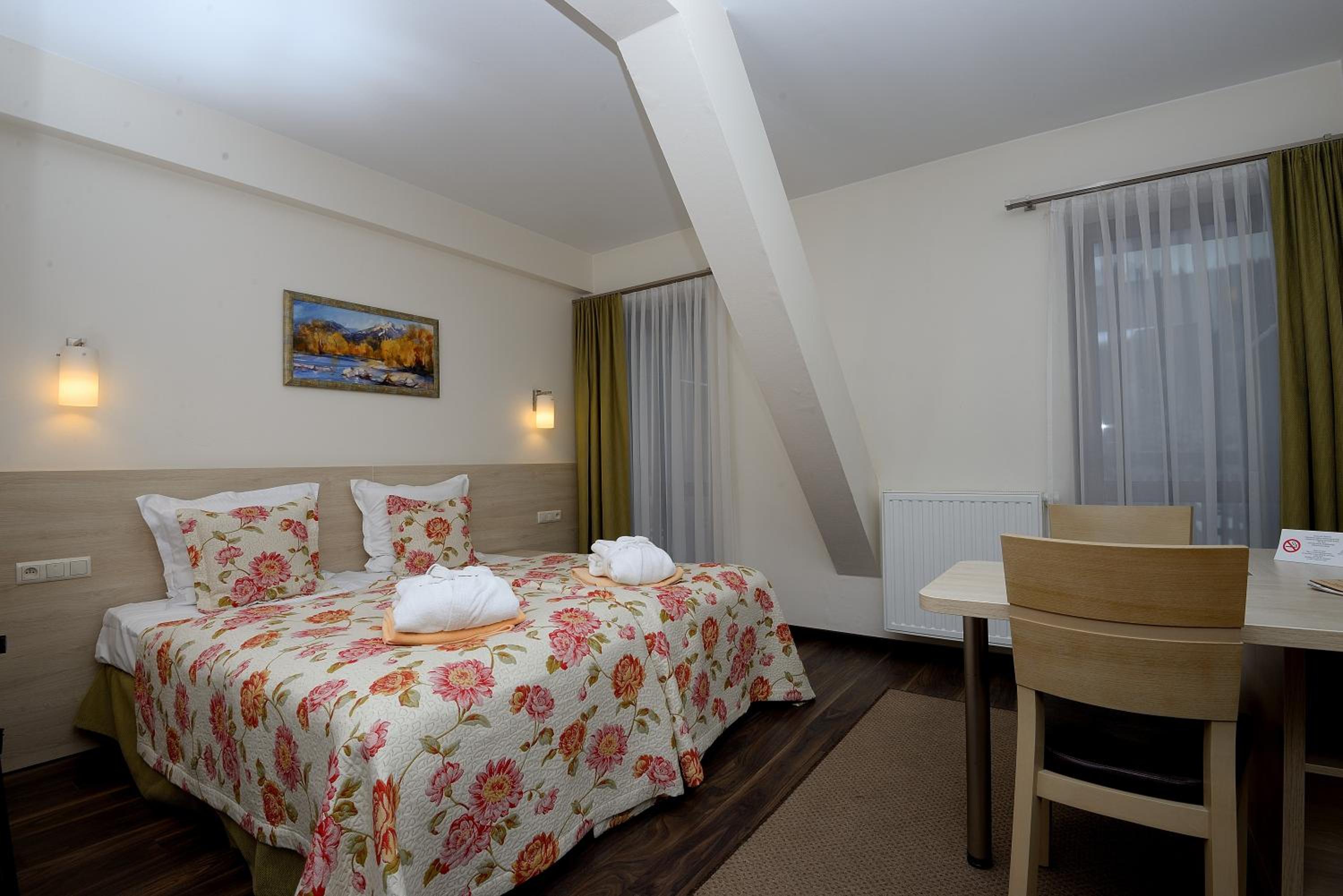 Double or Twin Room - Photo 4