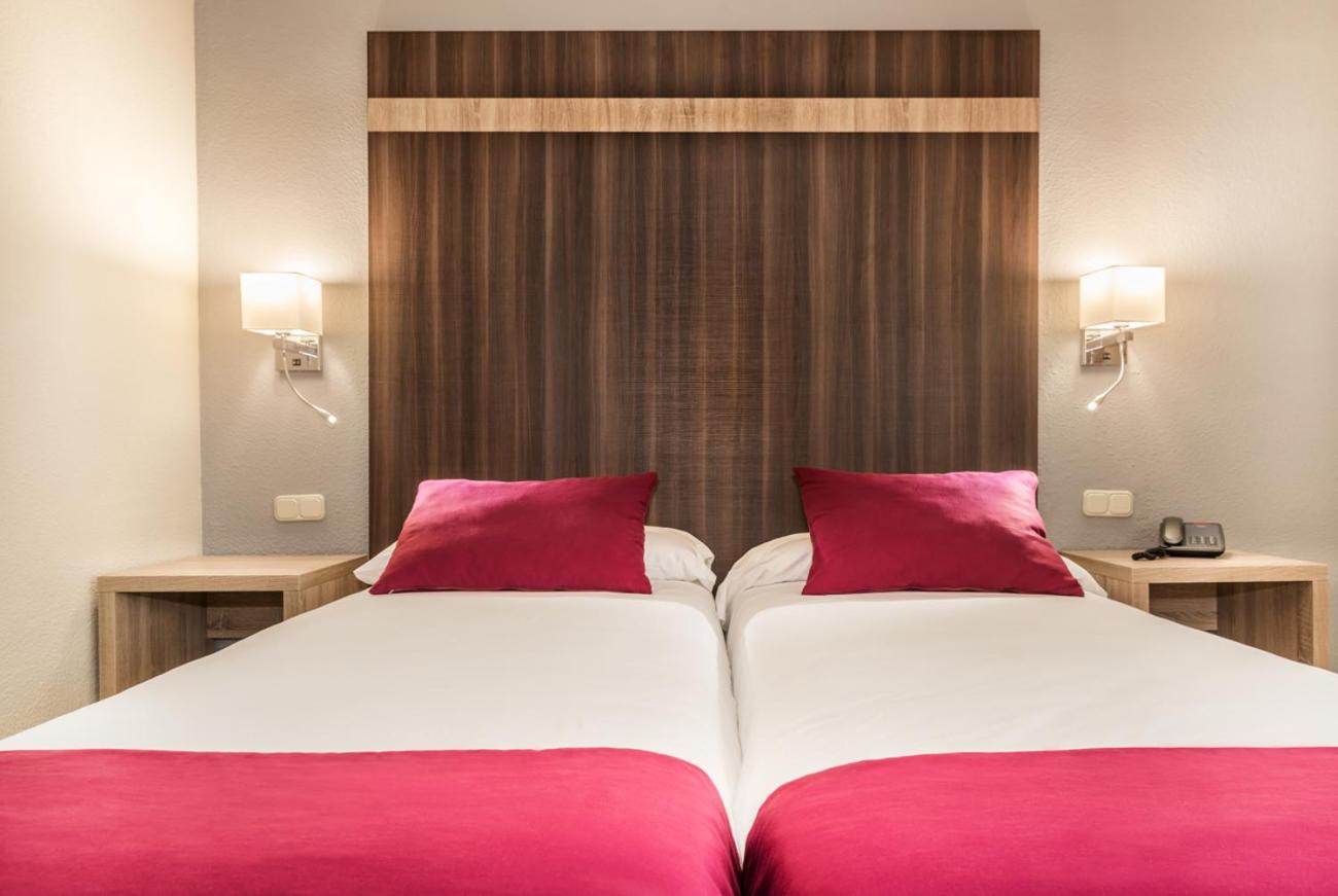 Double or Twin Room with Pool View - Photo 12