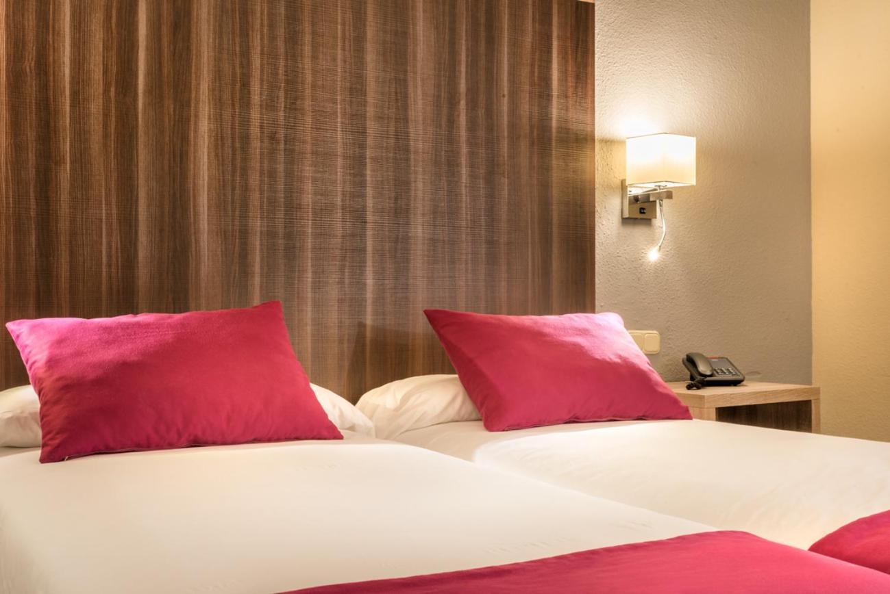 Double or Twin Room with Pool View - Photo 5