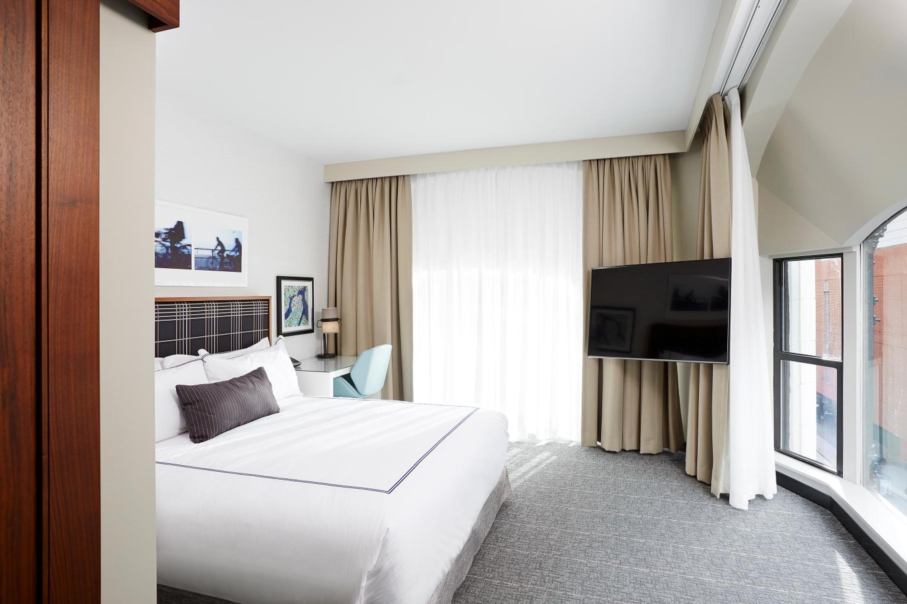 Executive Corner King Room thumbnail 5