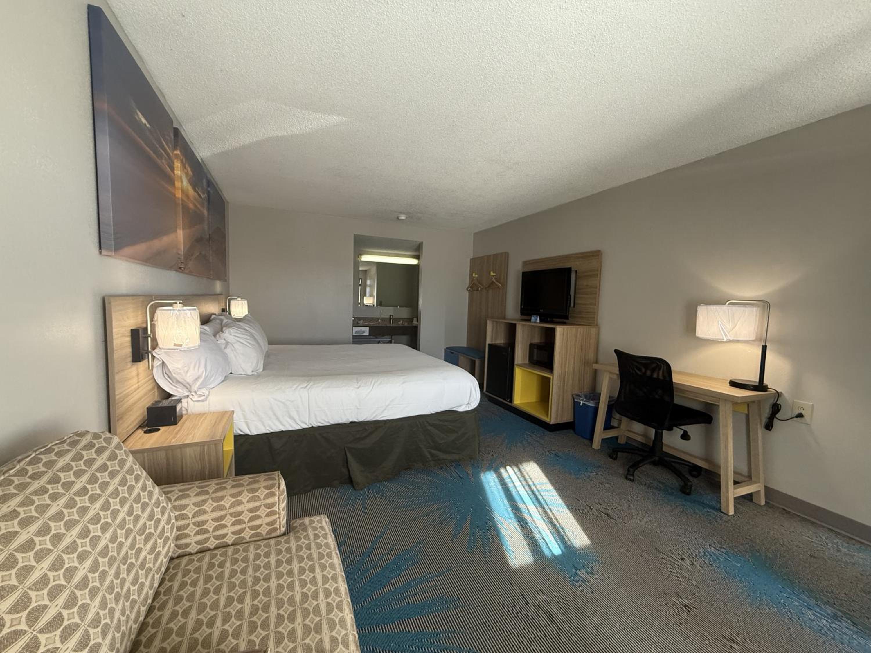 King Room - Non-Smoking - Photo 4