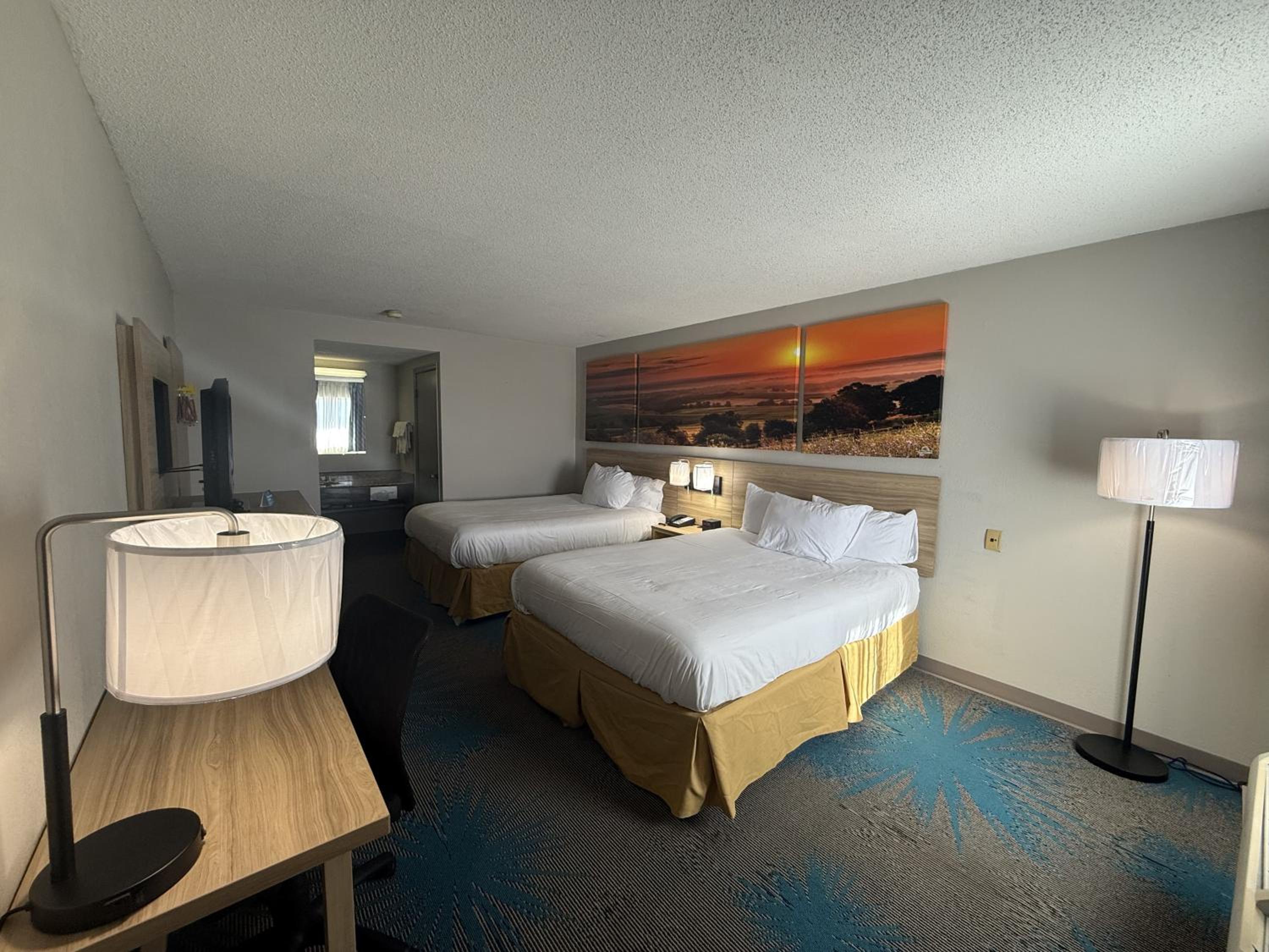 Queen Room with Two Queen Beds - Non-Smoking - Photo 5